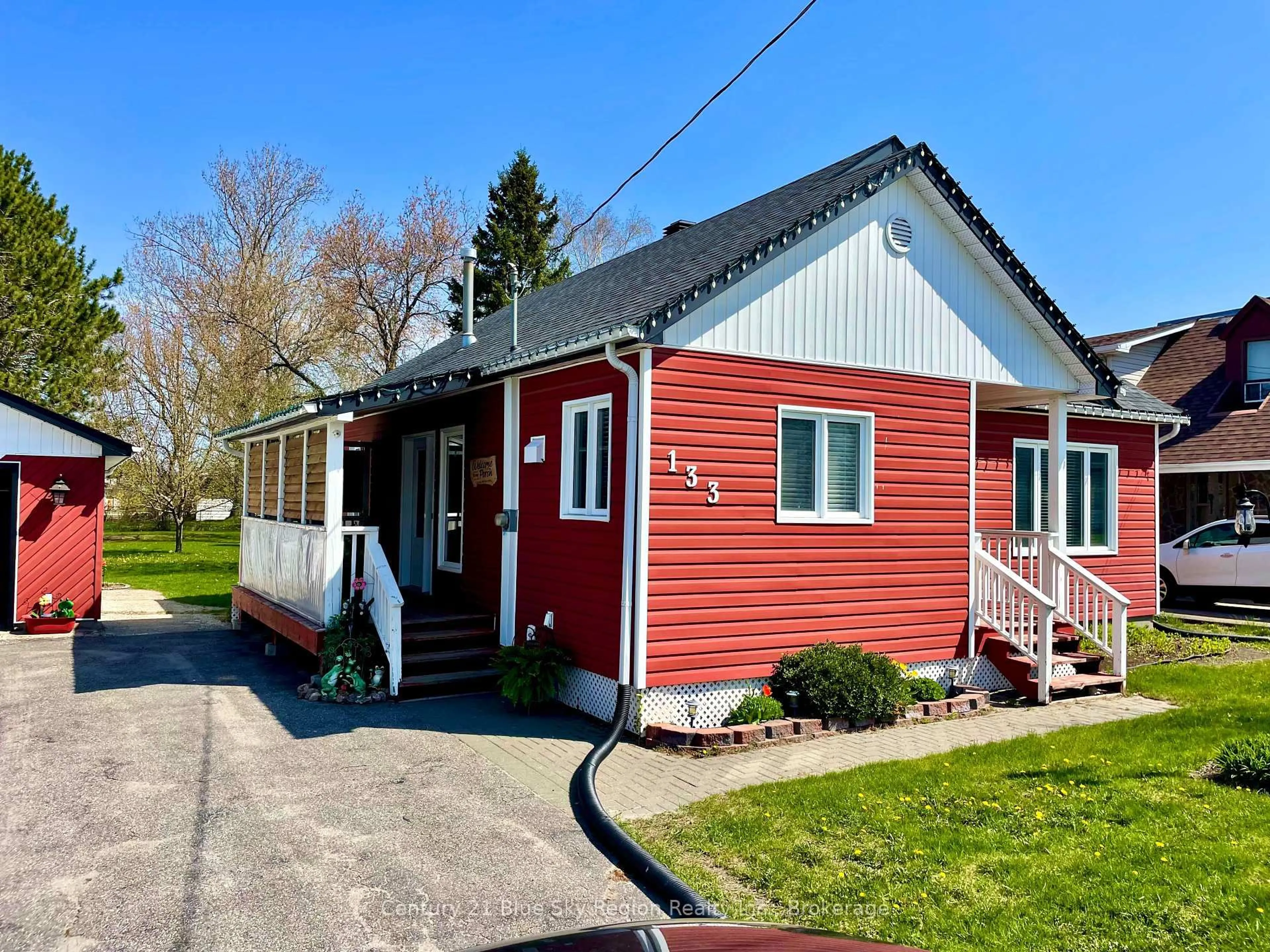 Home with vinyl exterior material, street for 133 John St, West Nipissing Ontario P2B 1Z3
