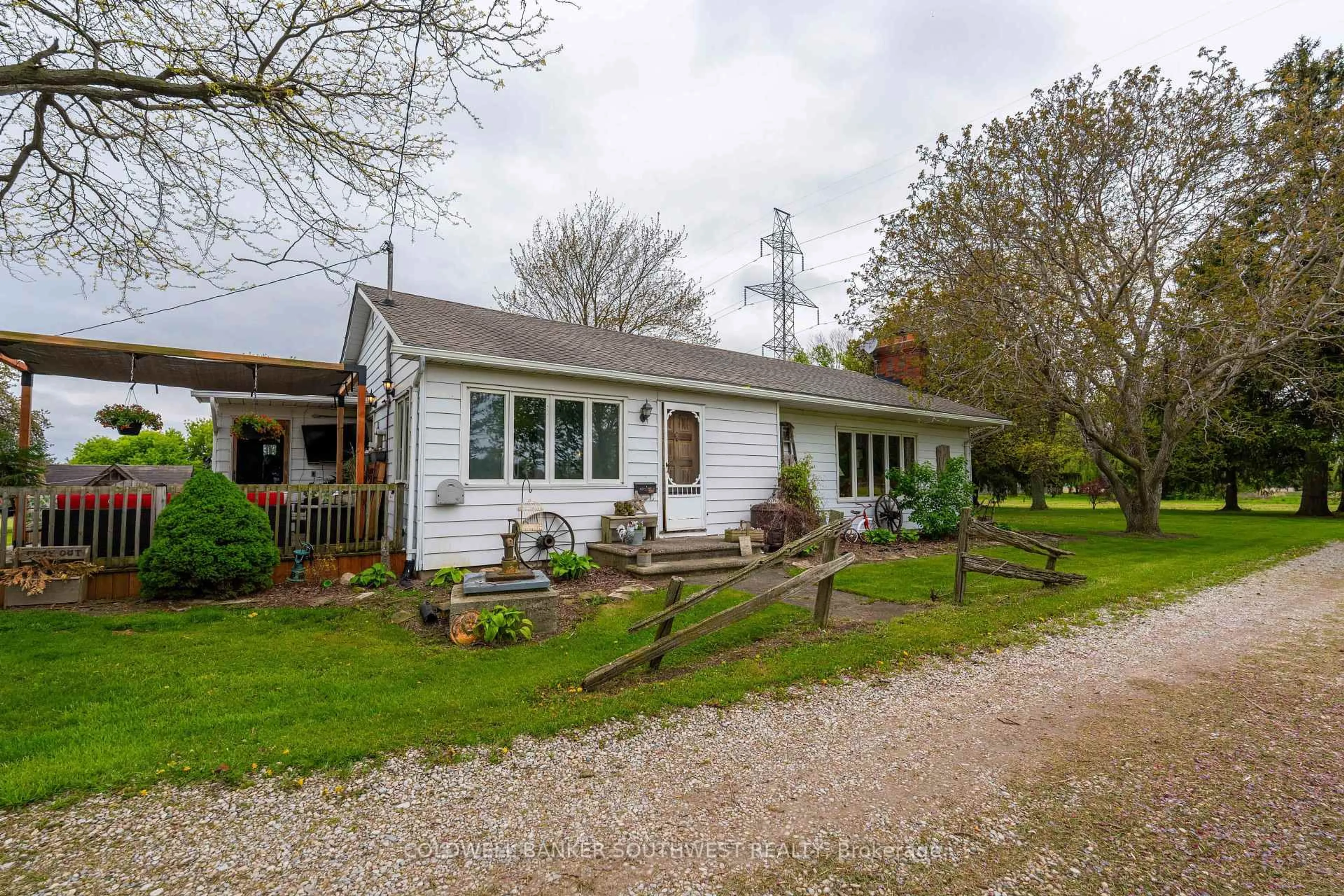 A pic from outside/outdoor area/front of a property/back of a property/a pic from drone, street for 6441 Moore St, Brooke-Alvinston Ontario N0N 1A0