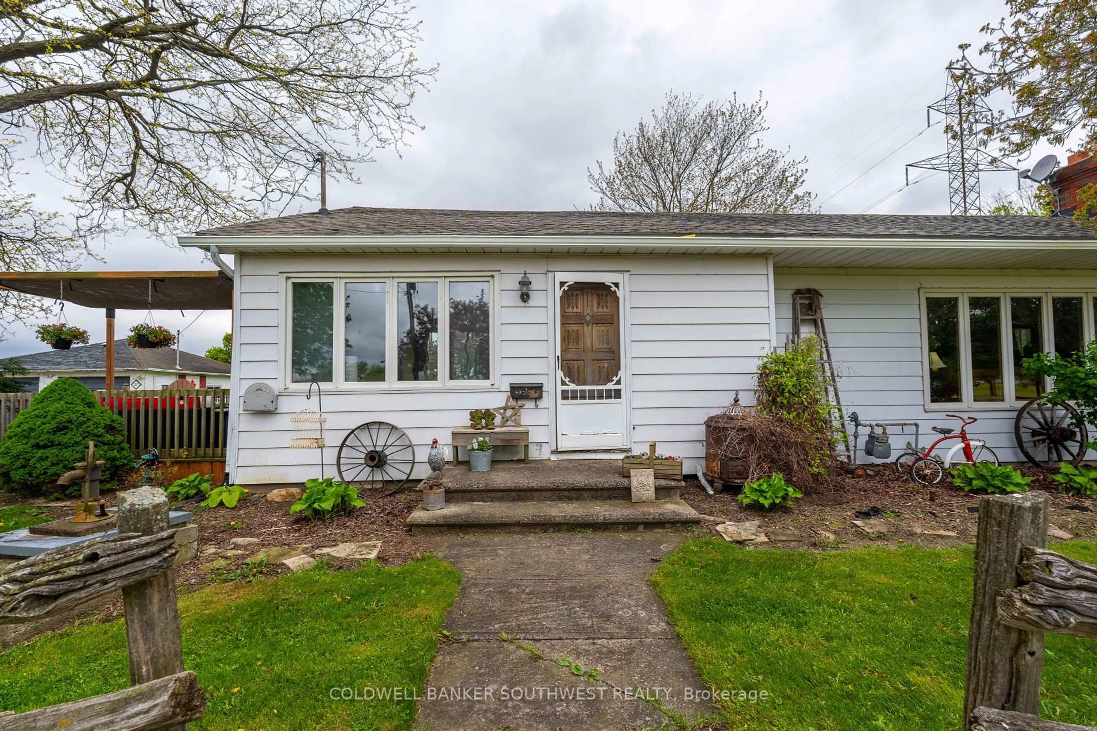 A pic from outside/outdoor area/front of a property/back of a property/a pic from drone, street for 6441 Moore St, Brooke-Alvinston Ontario N0N 1A0