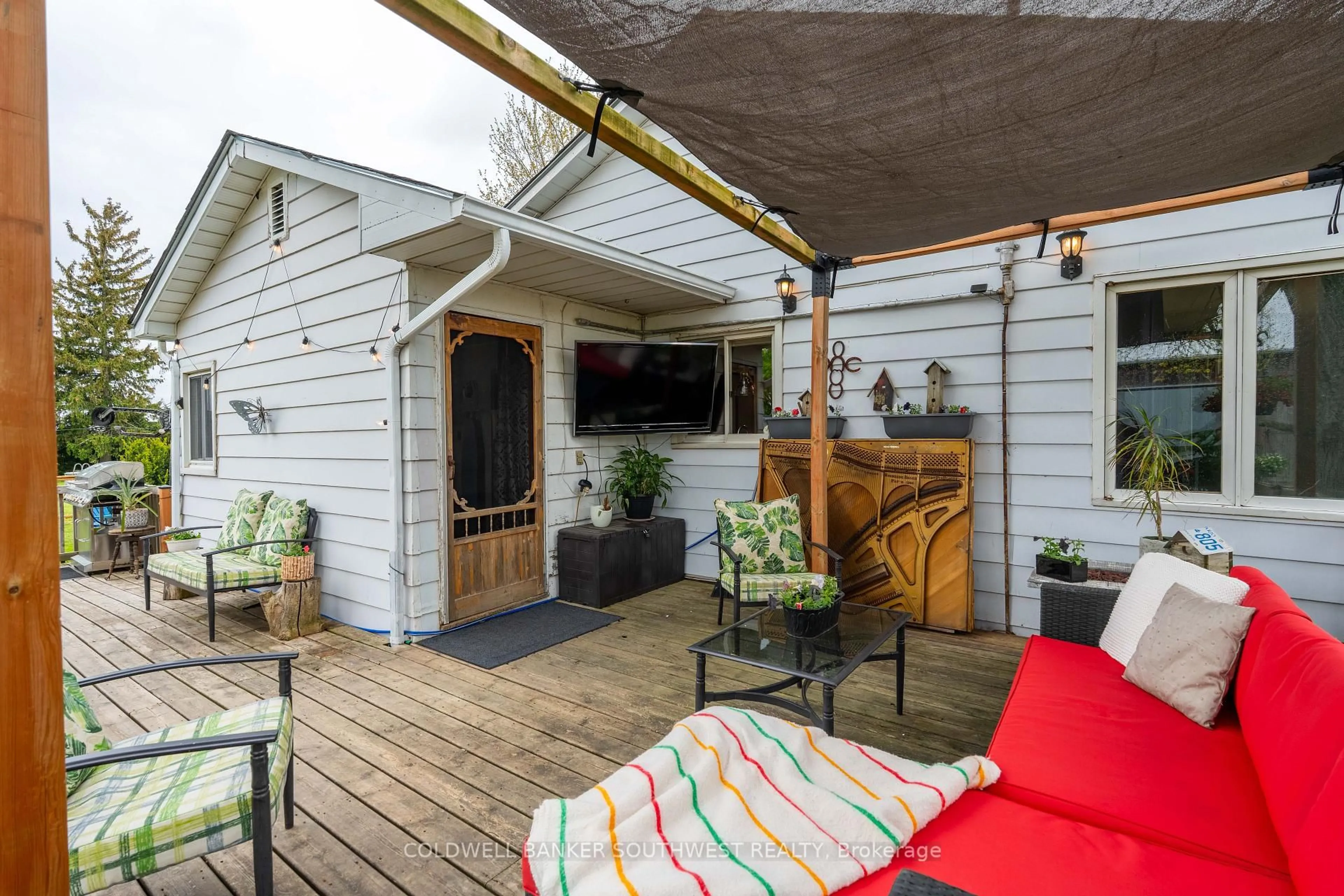 Patio, street for 6441 Moore St, Brooke-Alvinston Ontario N0N 1A0