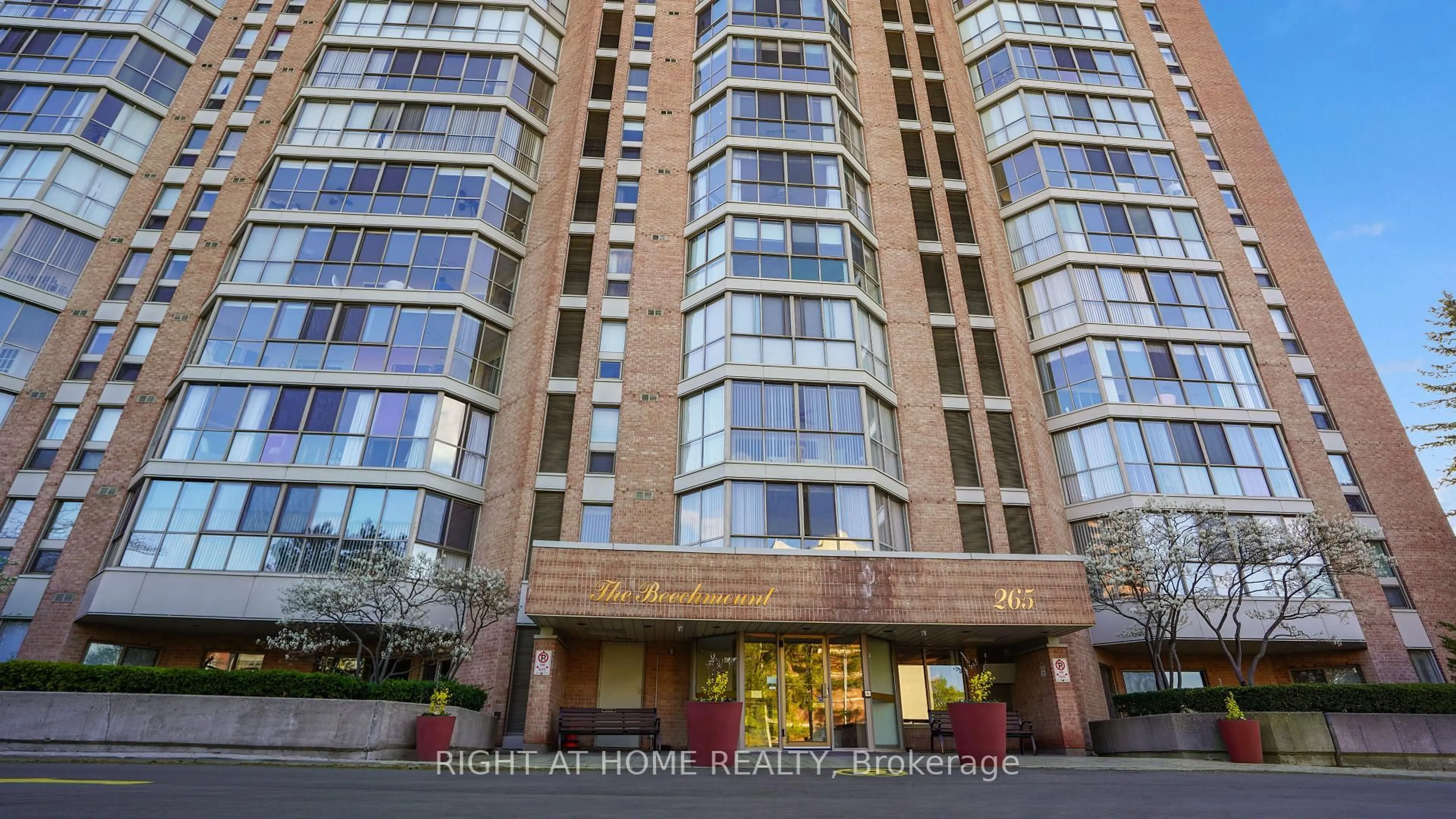 Indoor foyer for 265 Westcourt Pl #705, Waterloo Ontario N2L 6E4