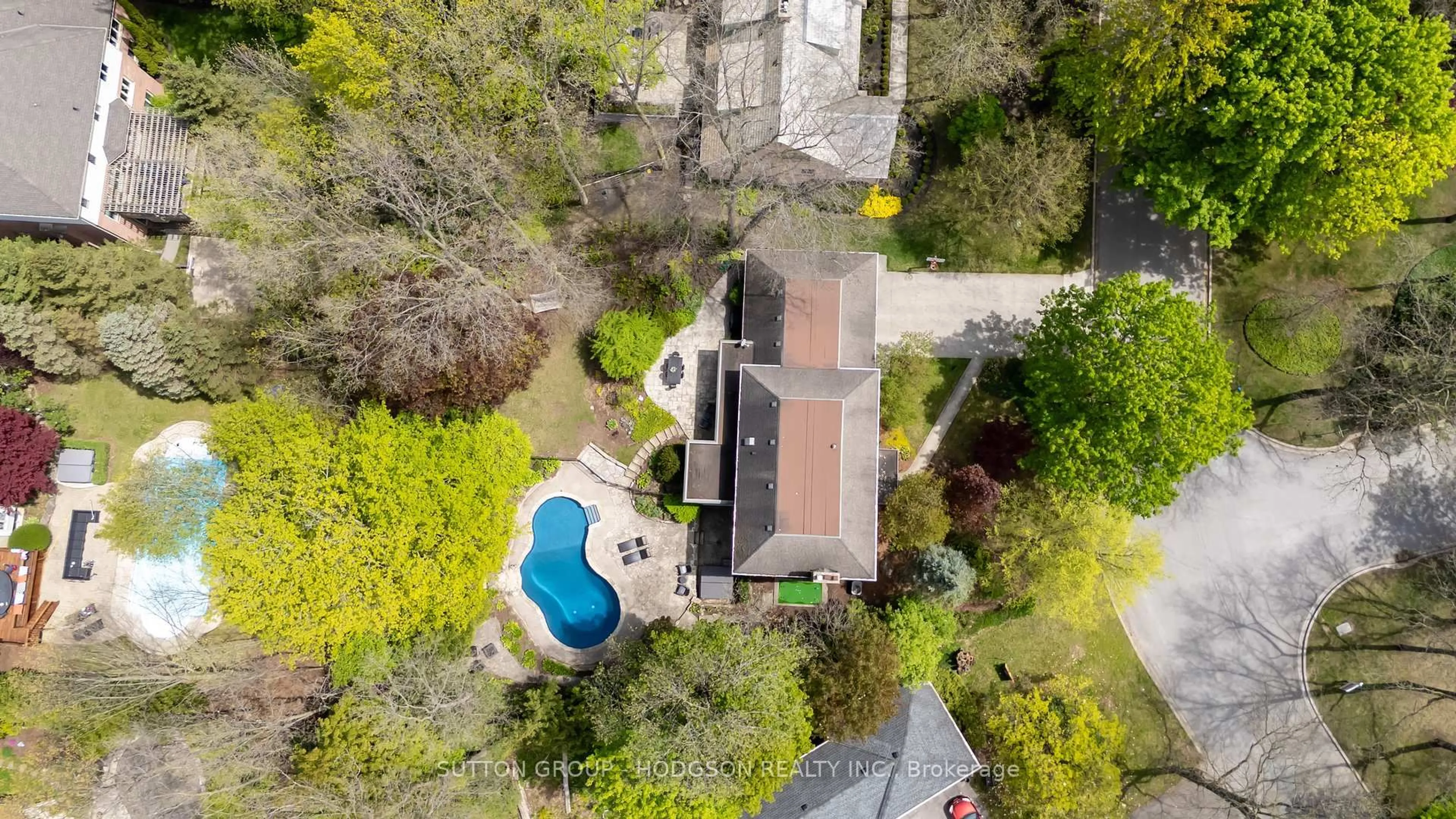 A pic from outside/outdoor area/front of a property/back of a property/a pic from drone, unknown for 222 Hunt Club Dr, London North Ontario N6H 3Z1