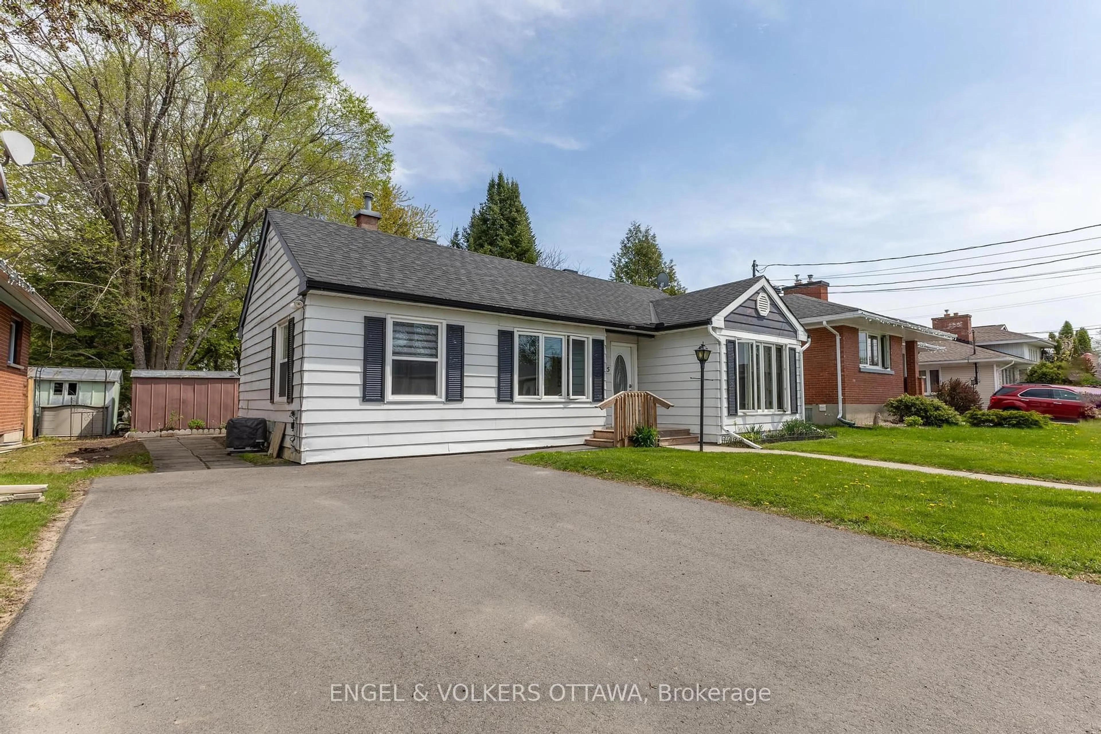 A pic from outside/outdoor area/front of a property/back of a property/a pic from drone, street for 115 Riverview Dr, Arnprior Ontario K7S 2G3