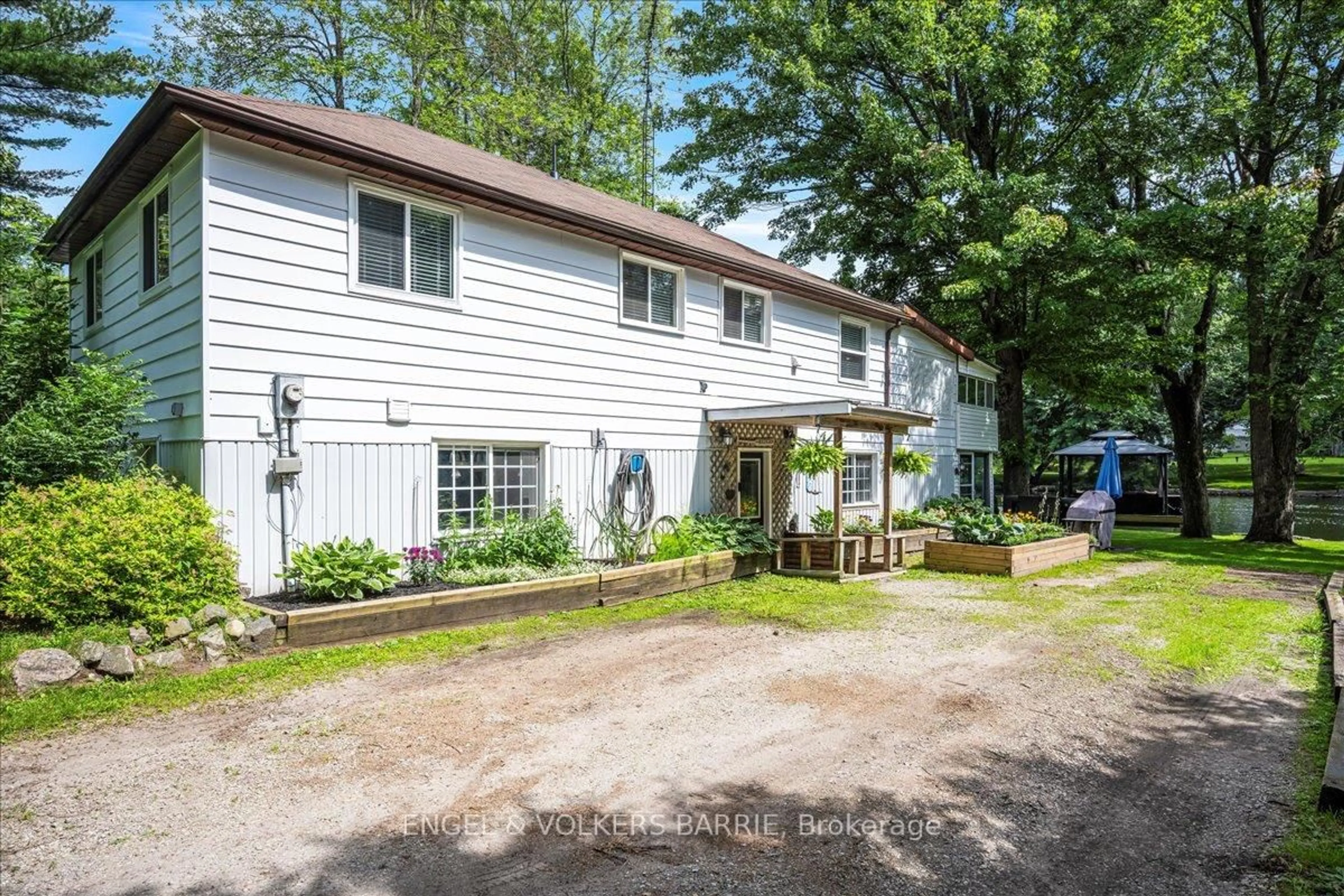 A pic from outside/outdoor area/front of a property/back of a property/a pic from drone, unknown for 1057 Severn River Rd, Gravenhurst Ontario P0E 1N0
