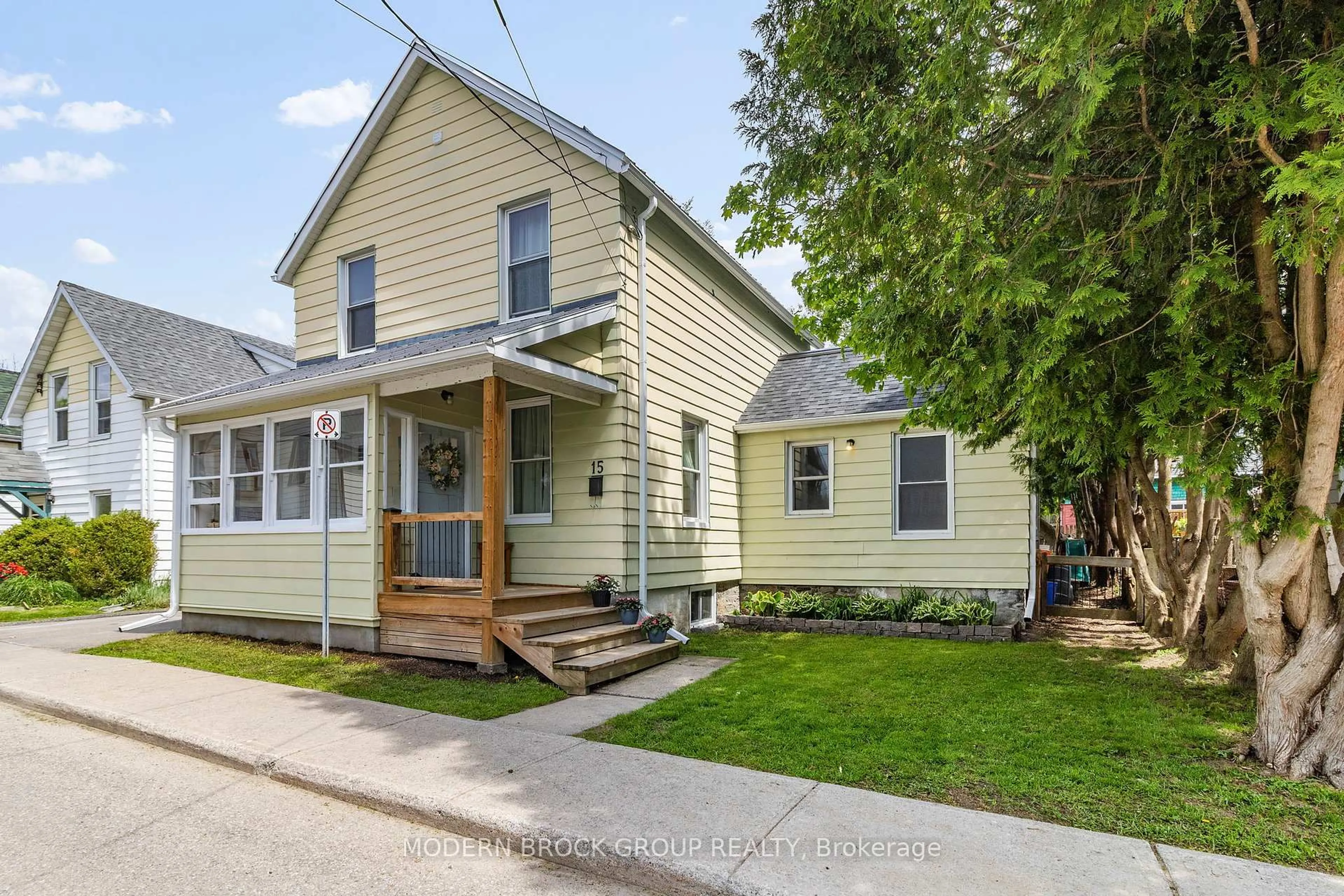 Home with vinyl exterior material, street for 15 Bennett St, Brockville Ontario K6V 2V5