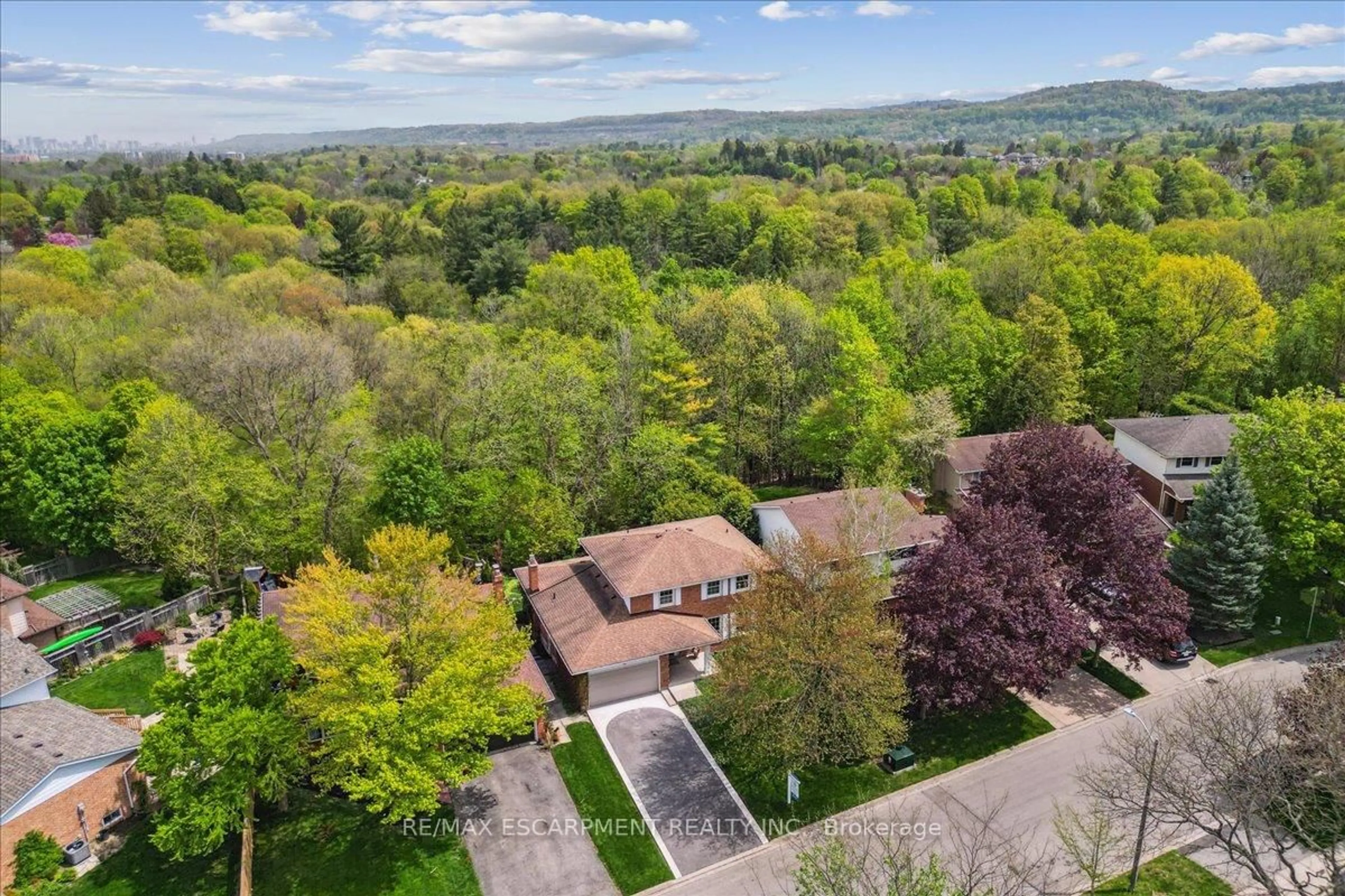 A pic from outside/outdoor area/front of a property/back of a property/a pic from drone, water/lake/river/ocean view for 32 Highland Park Dr, Hamilton Ontario L9H 6G6