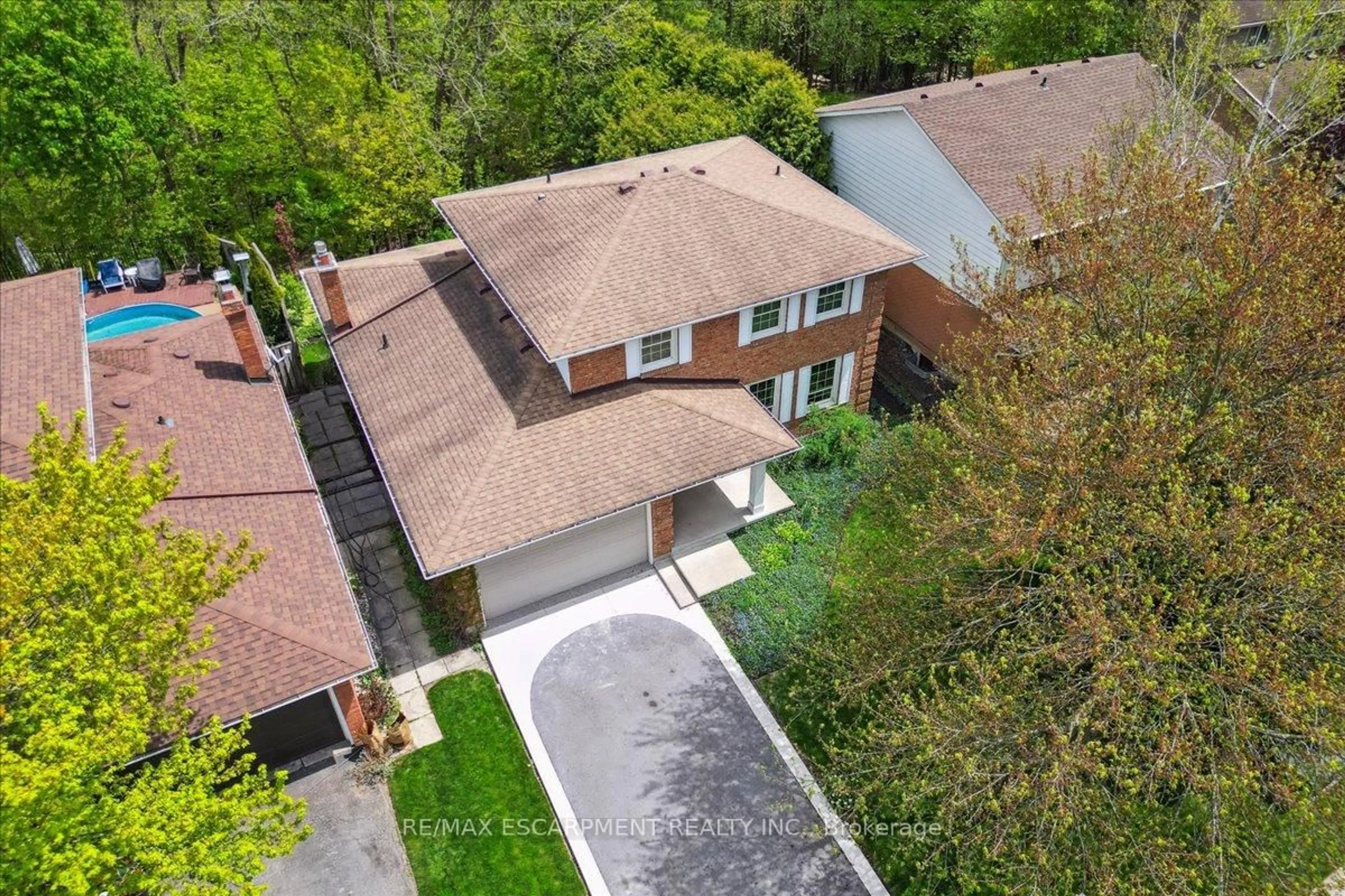 A pic from outside/outdoor area/front of a property/back of a property/a pic from drone, street for 32 Highland Park Dr, Hamilton Ontario L9H 6G6
