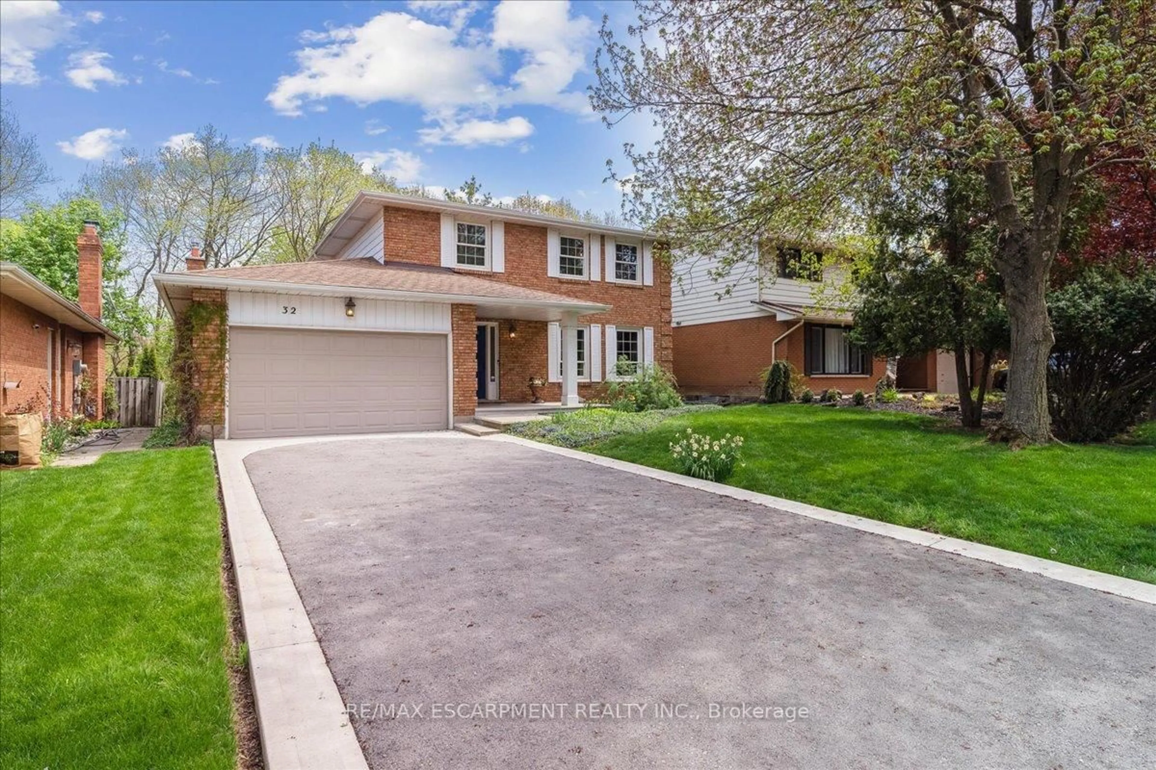 Home with brick exterior material, street for 32 Highland Park Dr, Hamilton Ontario L9H 6G6