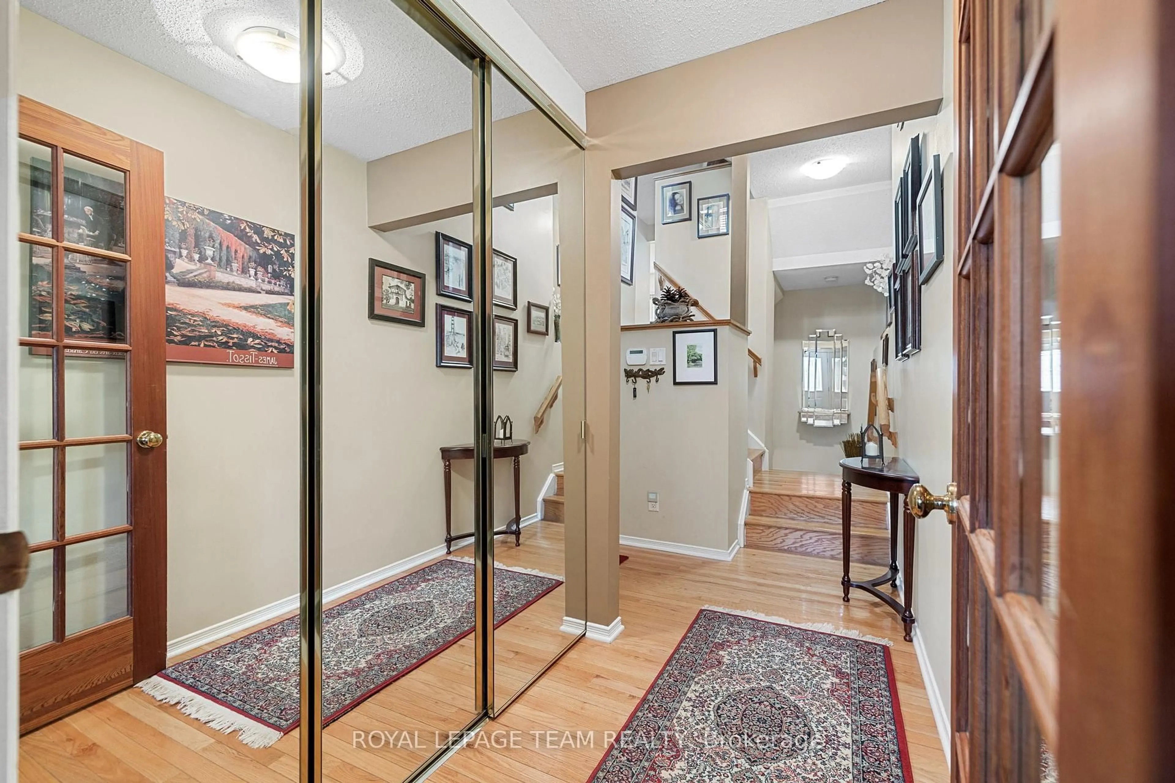 Indoor entryway for 84 Winbro Ave, Ottawa Ontario K1V 0M6