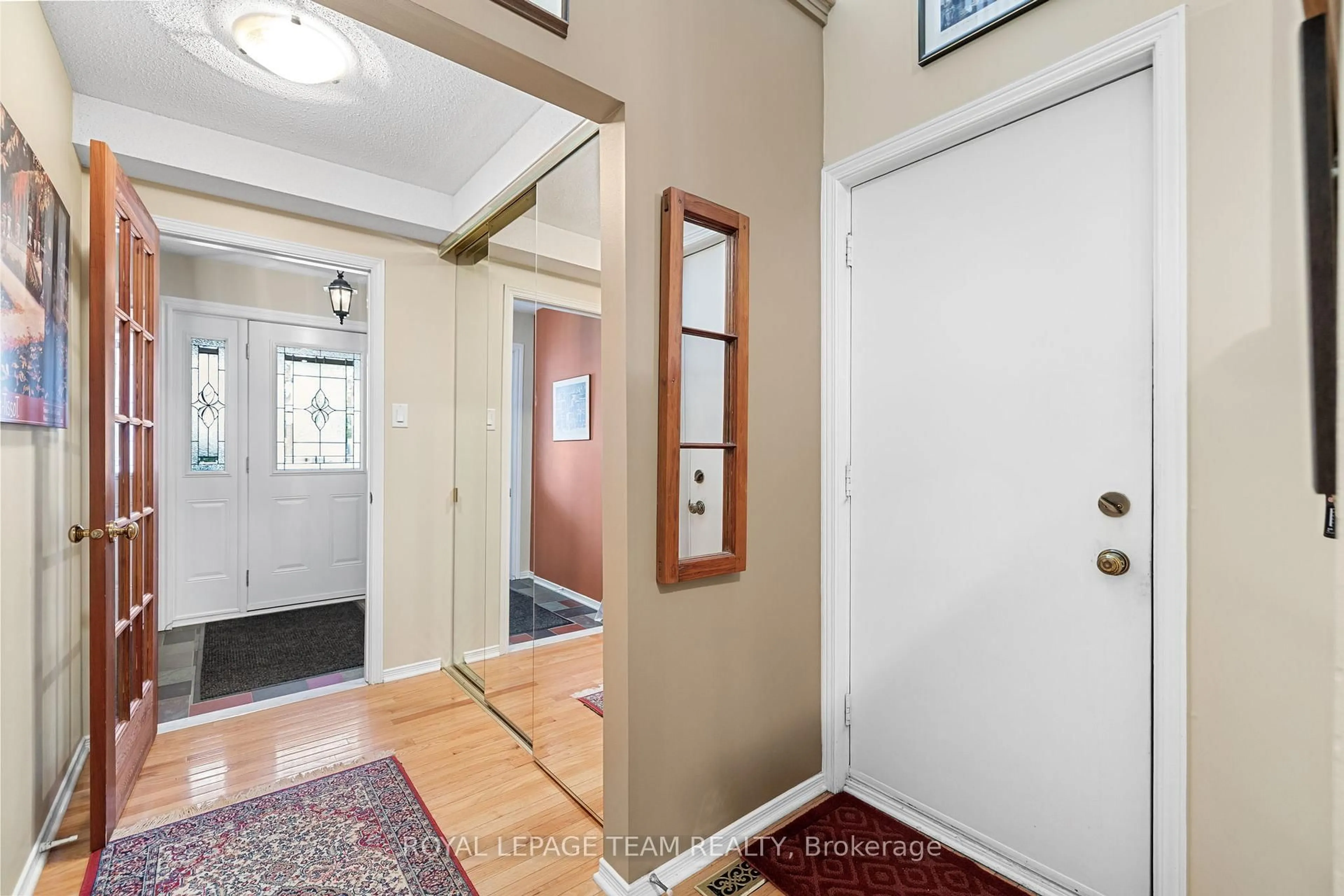 Indoor entryway for 84 Winbro Ave, Ottawa Ontario K1V 0M6