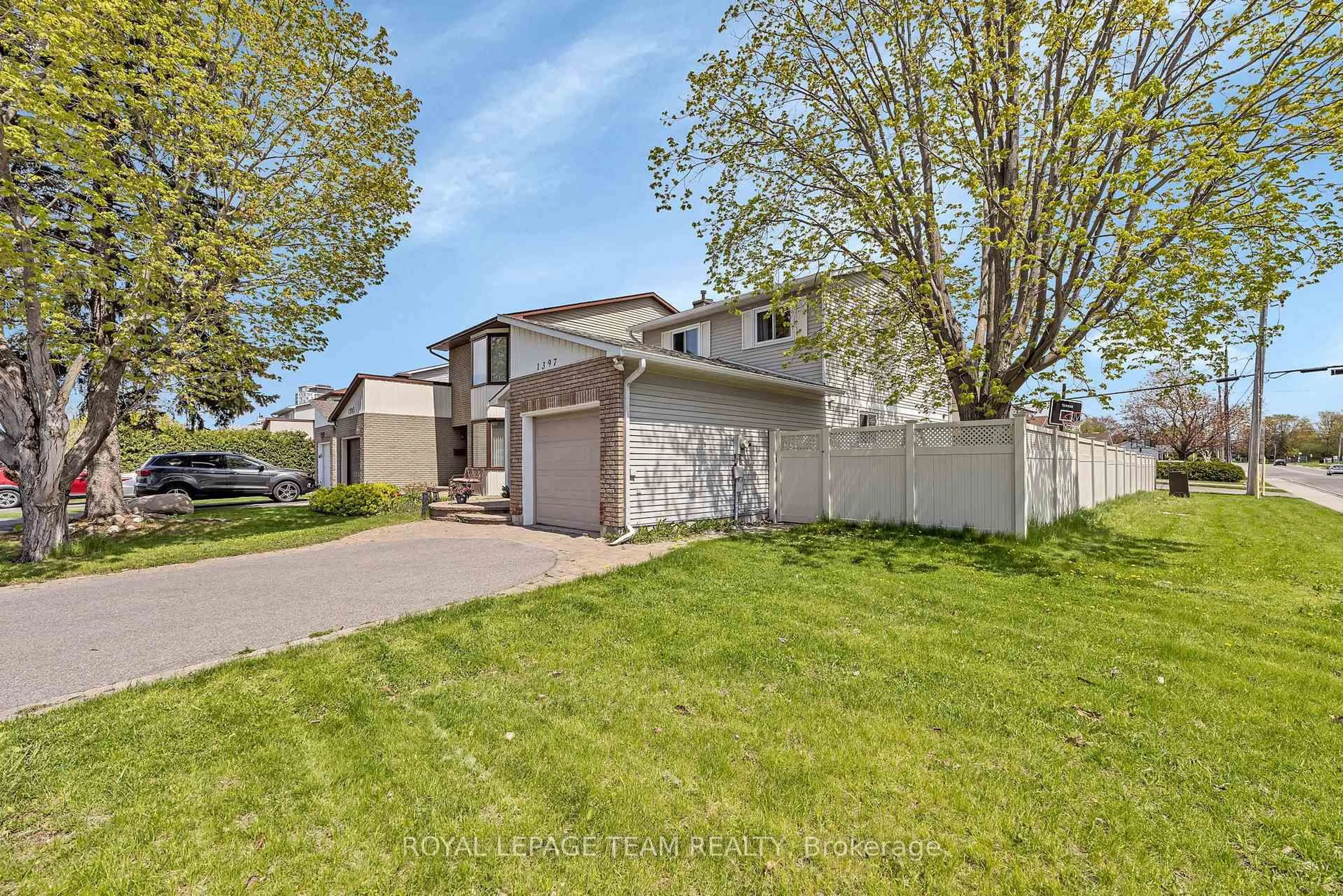 A pic from outside/outdoor area/front of a property/back of a property/a pic from drone, street for 1397 Cedarcroft Cres, Orleans Ontario K1B 5G8