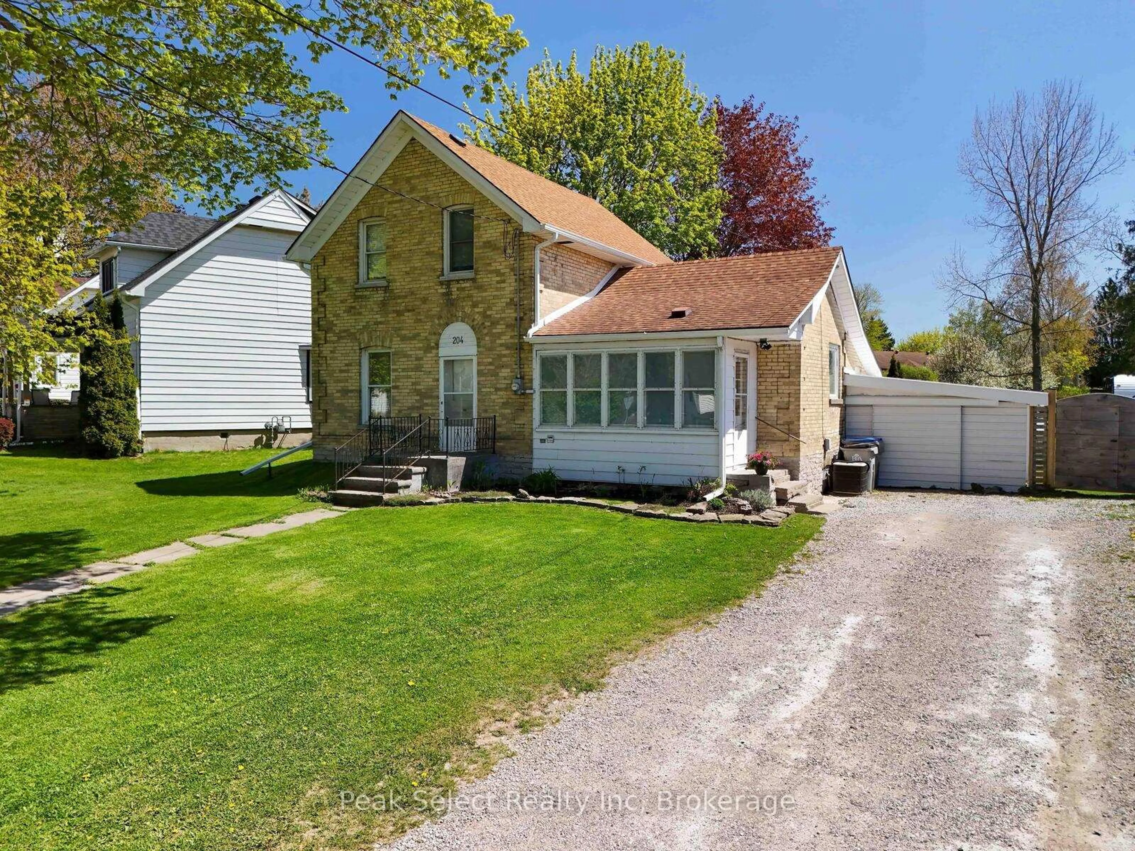 A pic from outside/outdoor area/front of a property/back of a property/a pic from drone, street for 204 Victoria St, St. Marys Ontario N4X 1A4