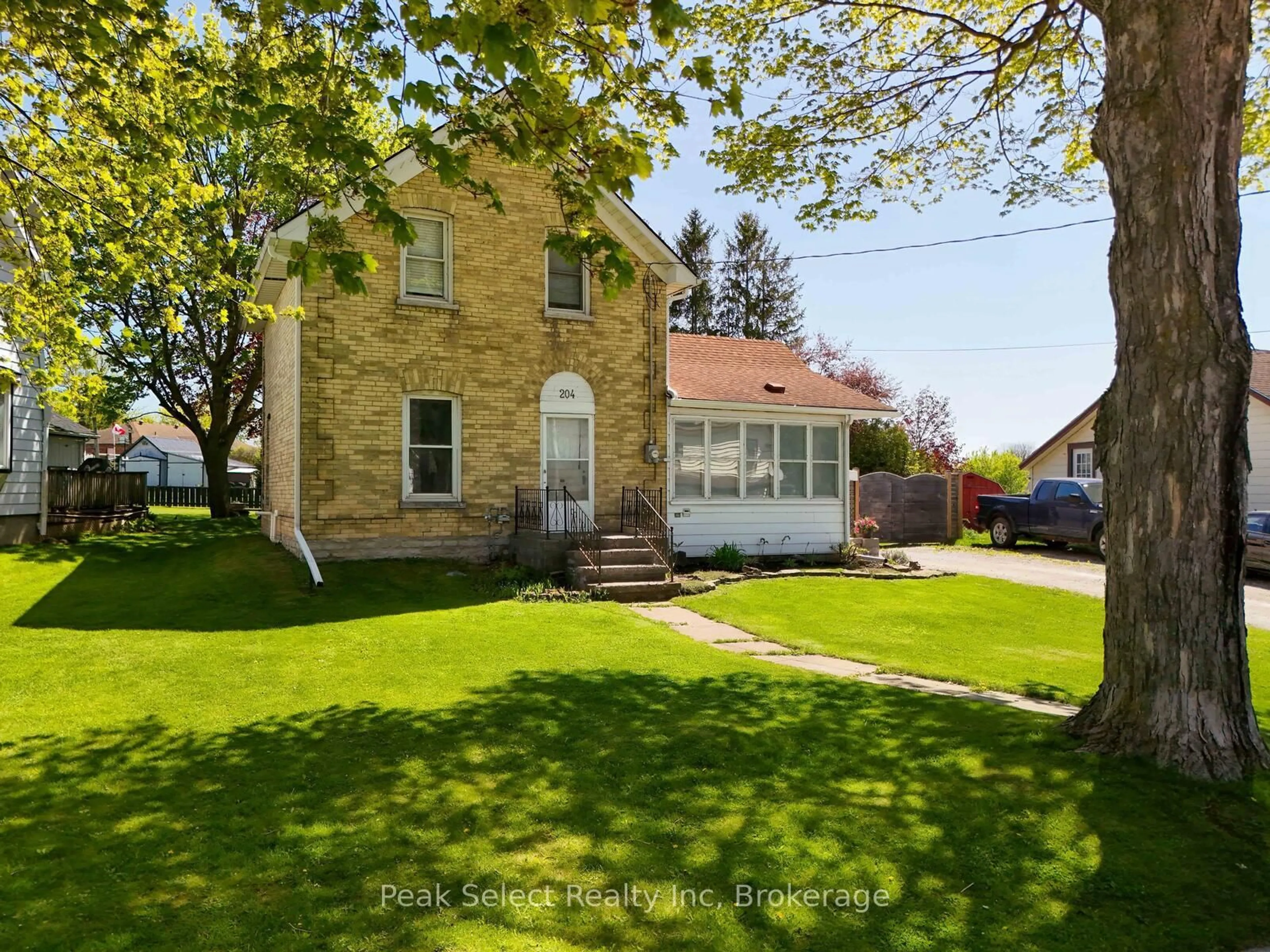 A pic from outside/outdoor area/front of a property/back of a property/a pic from drone, street for 204 Victoria St, St. Marys Ontario N4X 1A4