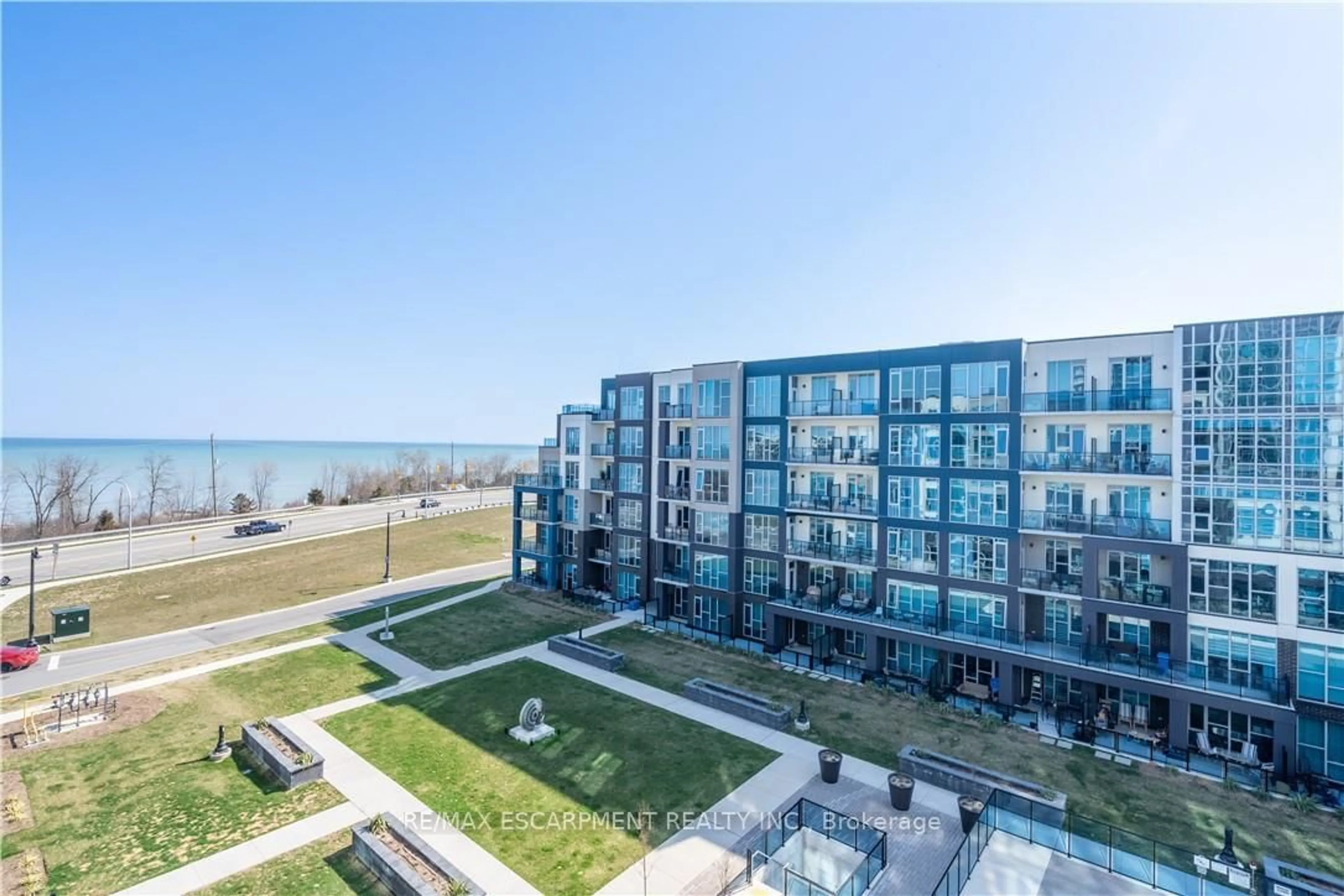 A pic from outside/outdoor area/front of a property/back of a property/a pic from drone, water/lake/river/ocean view for 16 Concord Pl #547, Grimsby Ontario L3M 0J1