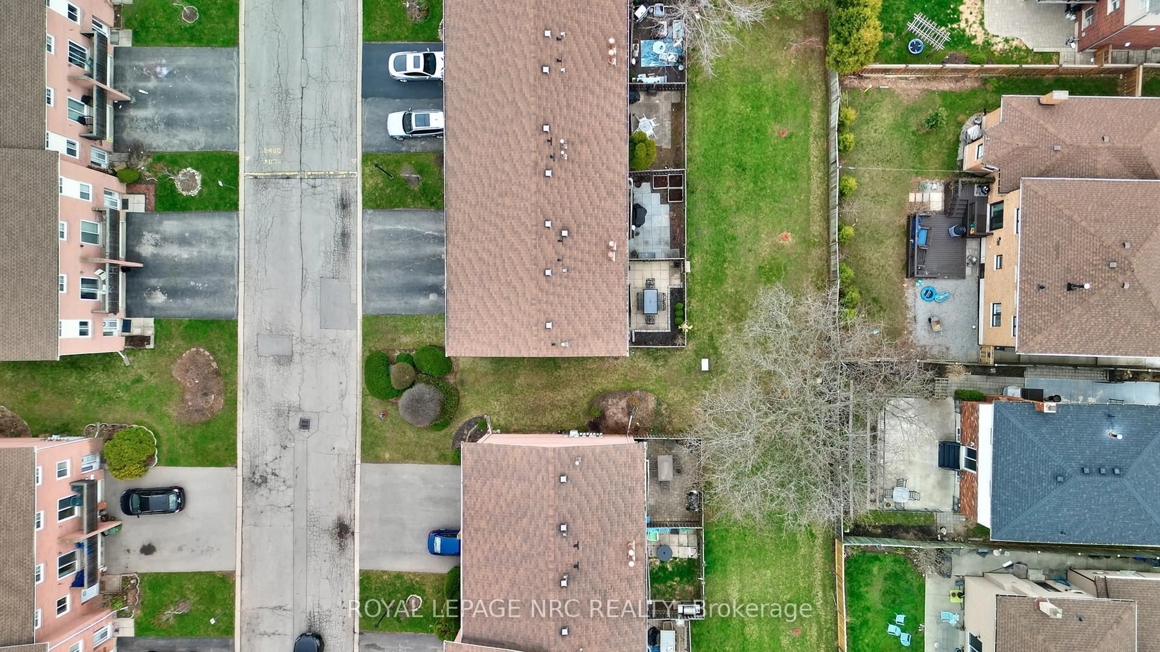 A pic from outside/outdoor area/front of a property/back of a property/a pic from drone, street for 29 Heritage Dr #18, Hamilton Ontario L8G 4T4