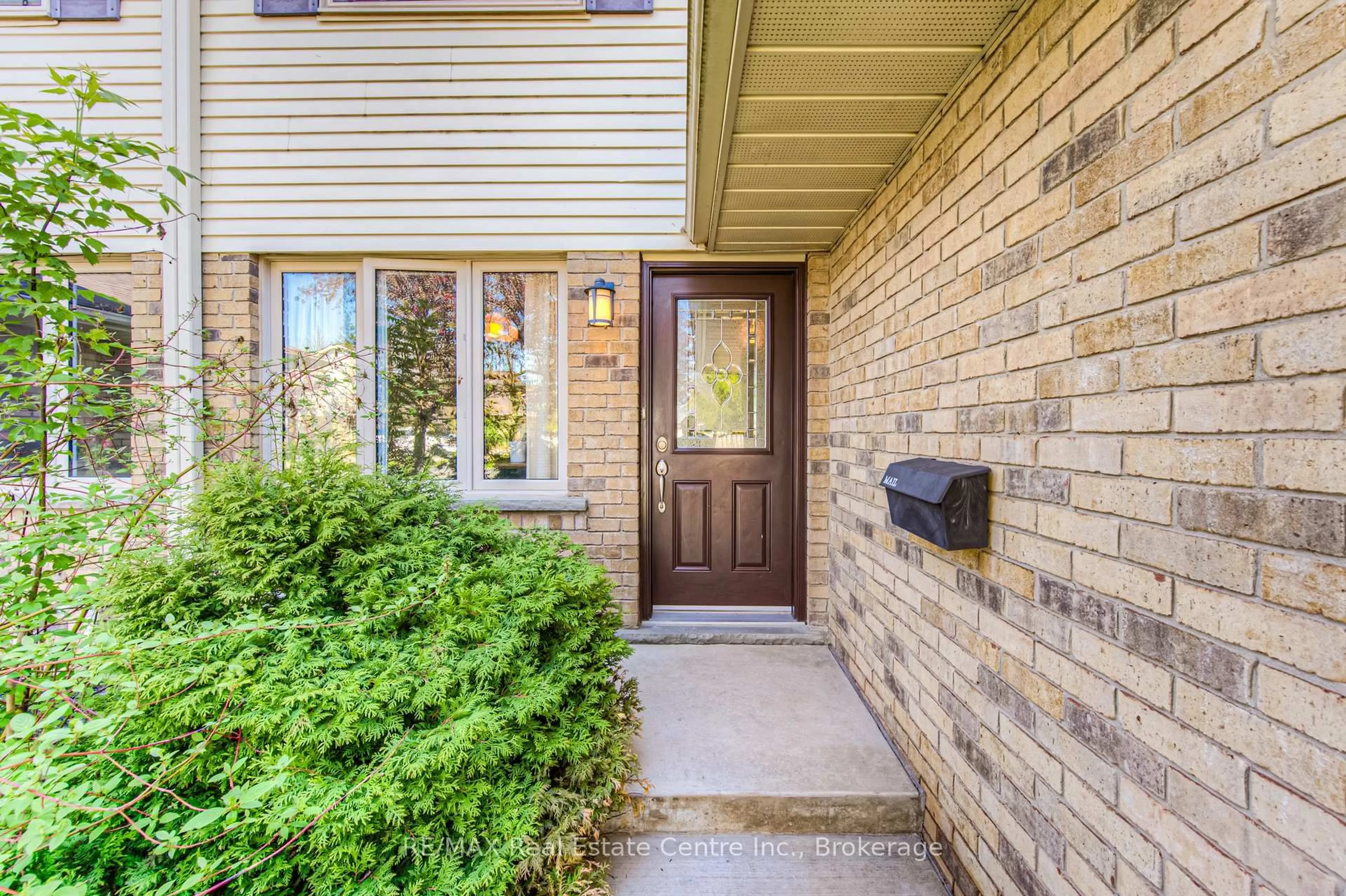 Indoor entryway for 375 Kingscourt Dr #21, Waterloo Ontario N2K 3N7