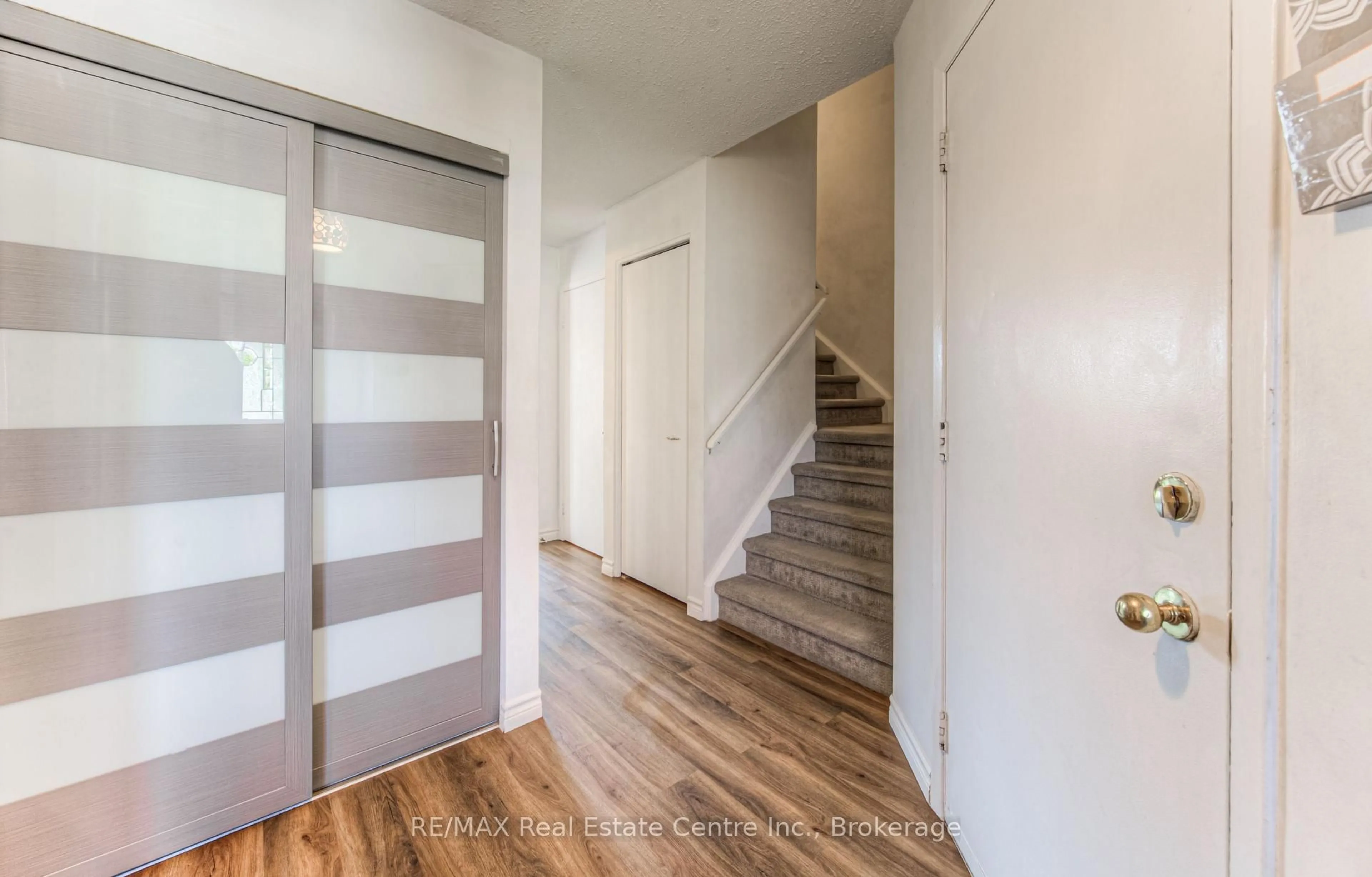 Indoor entryway for 375 Kingscourt Dr #21, Waterloo Ontario N2K 3N7