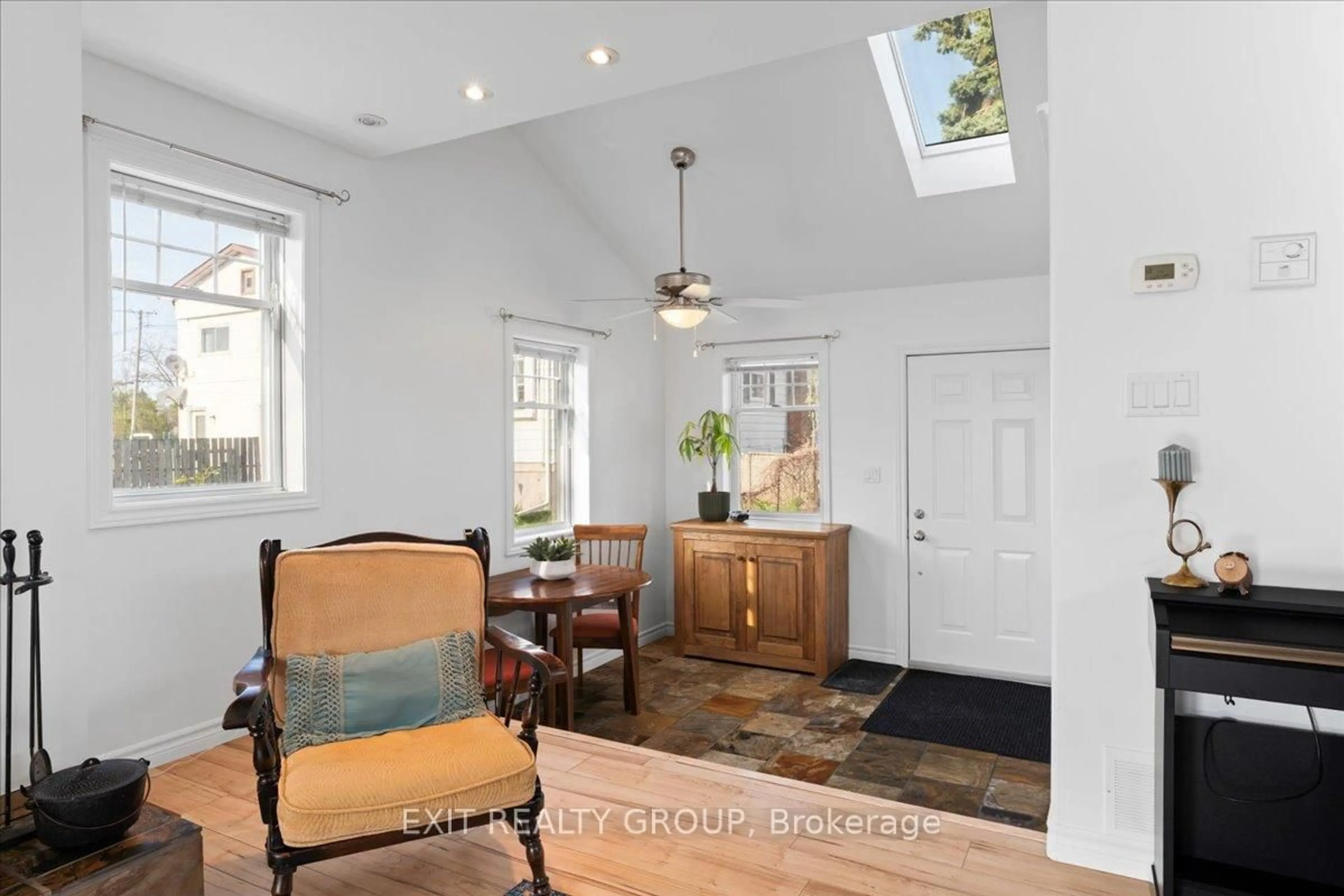 Indoor entryway for 162 West St, Quinte West Ontario K8V 2M7