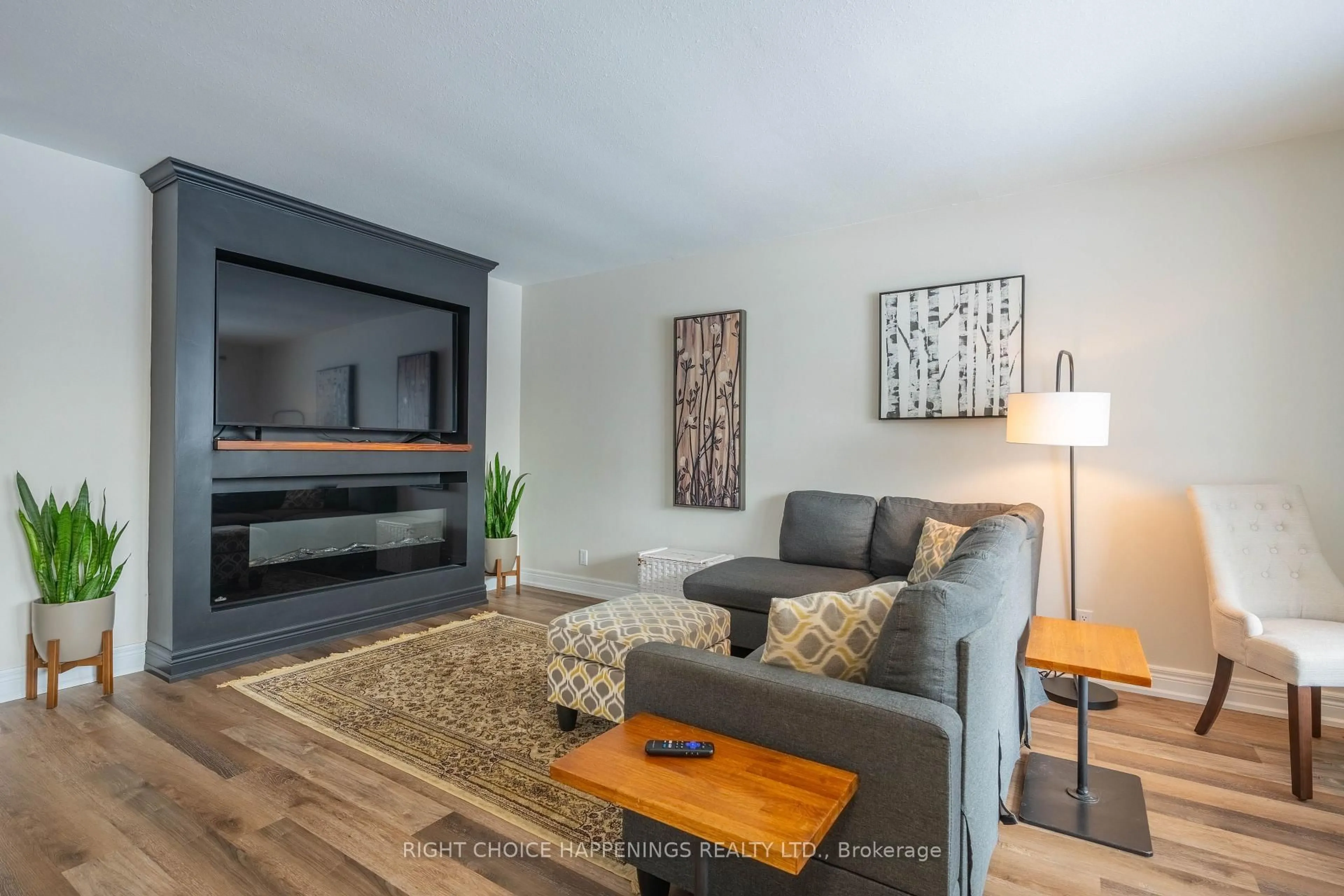 Living room with furniture, wood/laminate floor for 267 Barrick Rd, Port Colborne Ontario L3K 5Z6