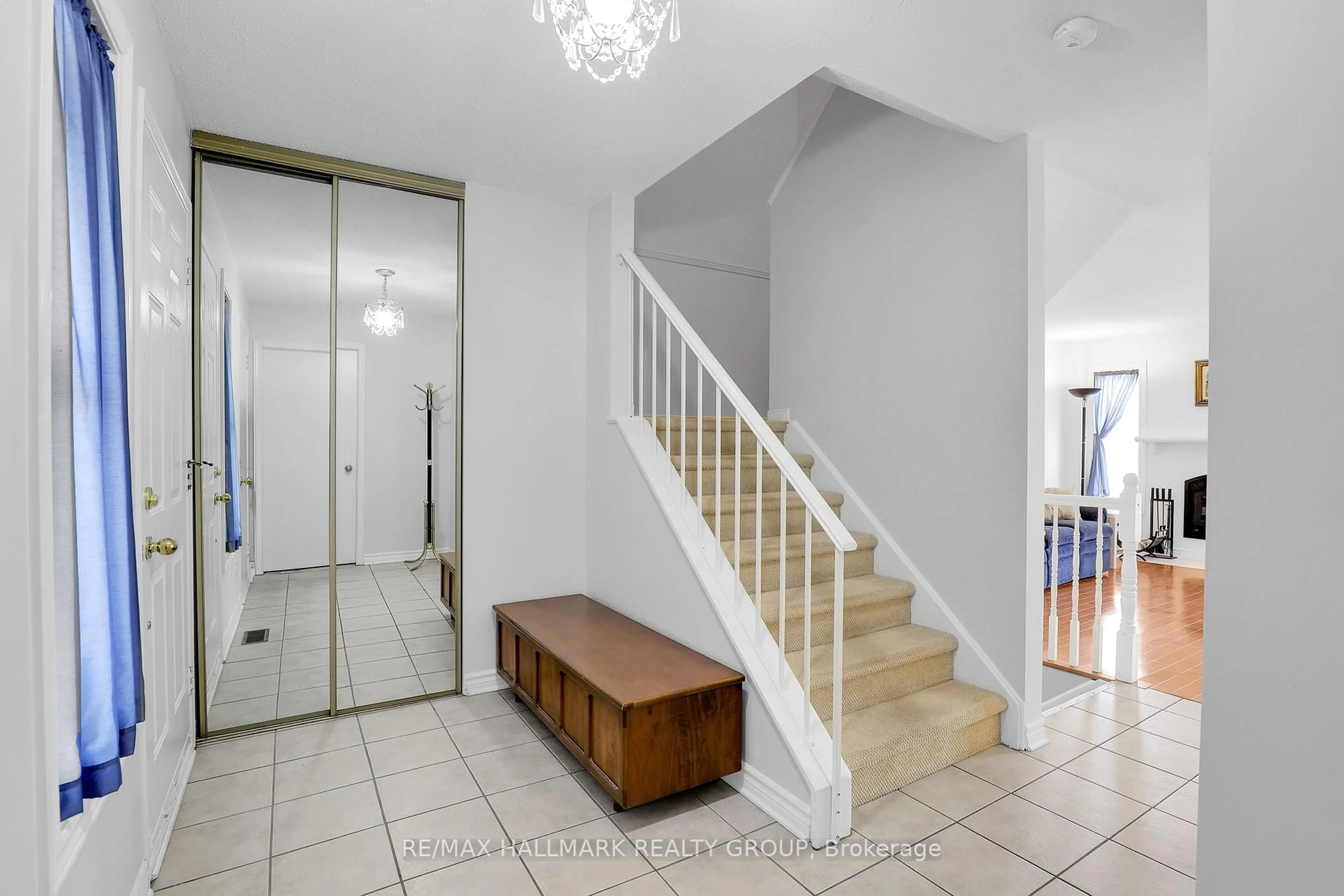 Indoor foyer for 91 Langstrom Cres, Ottawa Ontario K1G 5J6
