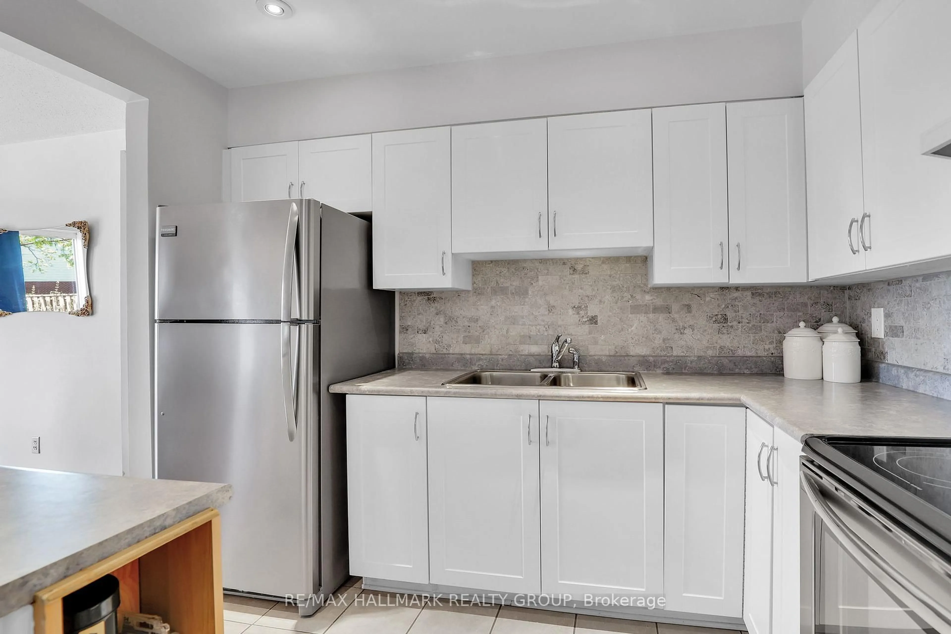 Standard kitchen, ceramic/tile floor for 91 Langstrom Cres, Ottawa Ontario K1G 5J6