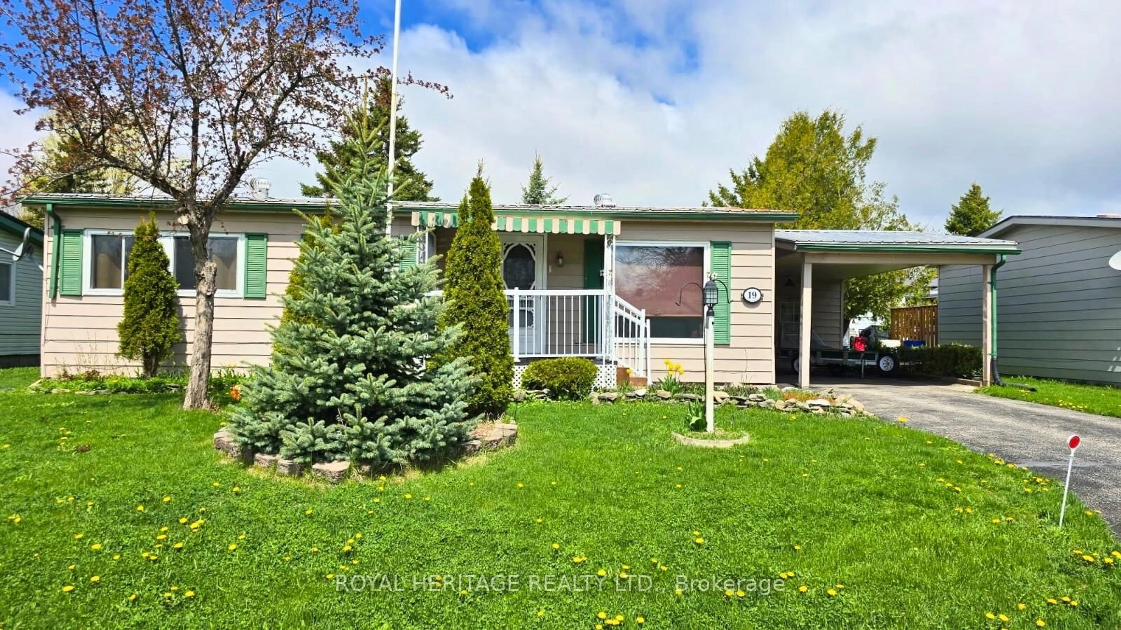Home with vinyl exterior material, street for 19 Park St, Kawartha Lakes Ontario K9V 4R1