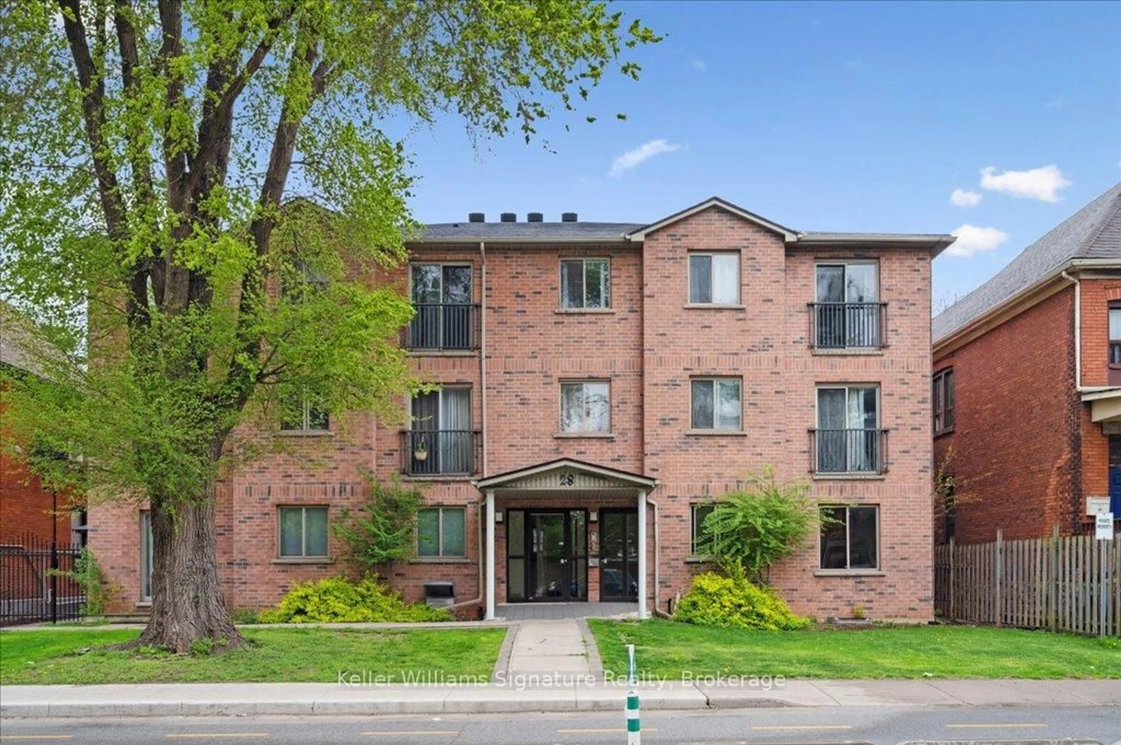 Home with brick exterior material, building for 28 Victoria Ave #104, Hamilton Ontario L8L 5E1