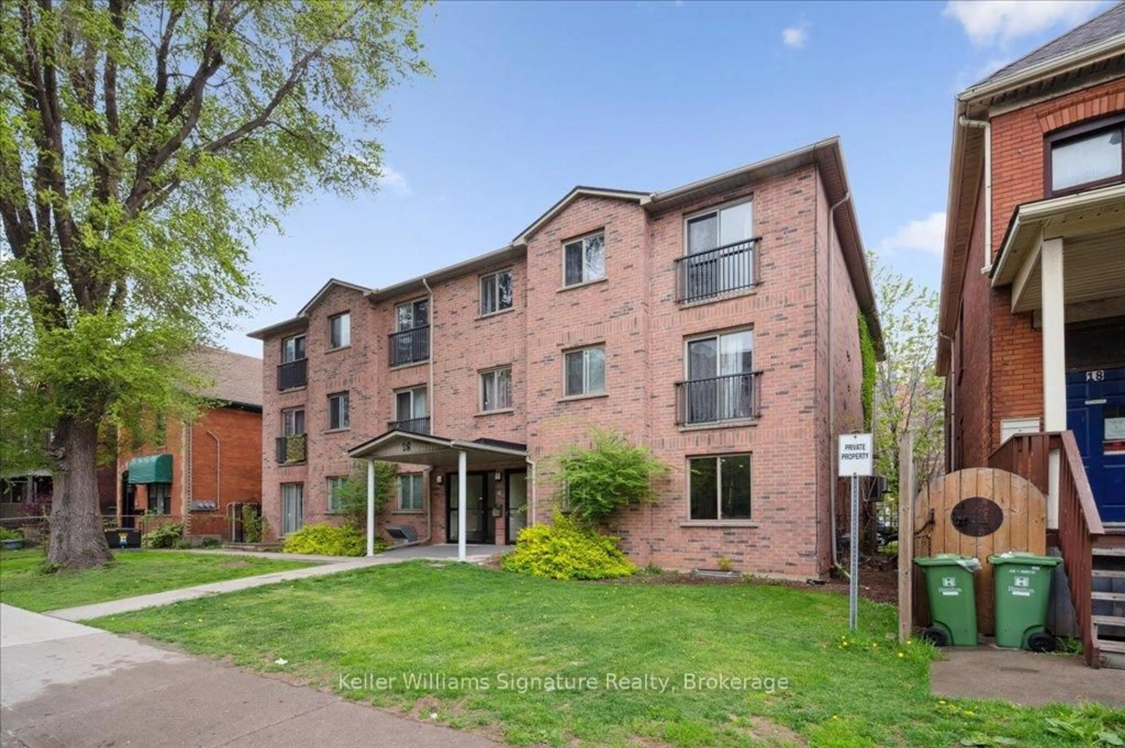 Home with brick exterior material, building for 28 Victoria Ave #104, Hamilton Ontario L8L 5E1
