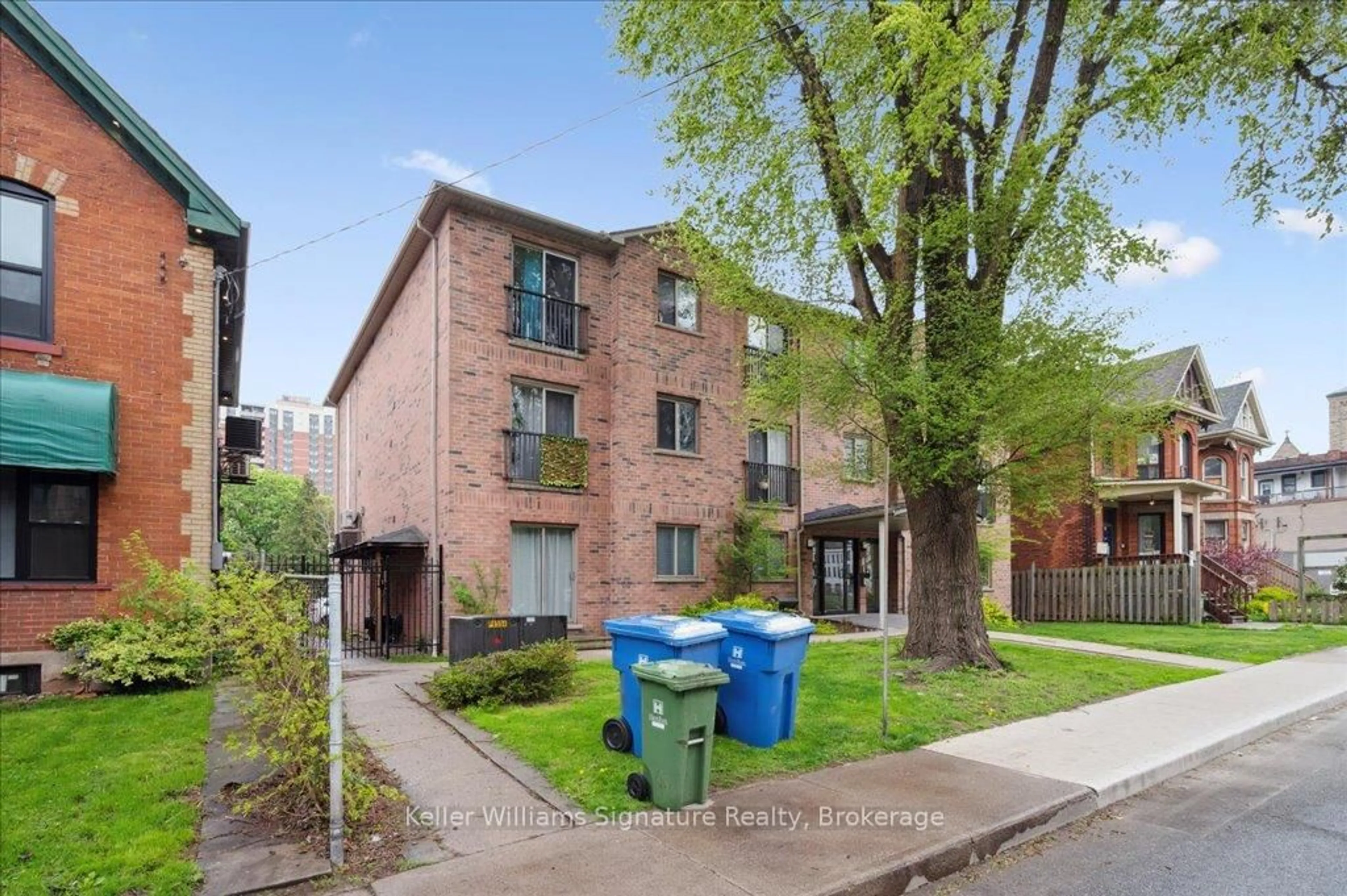 Home with brick exterior material, street for 28 Victoria Ave #104, Hamilton Ontario L8L 5E1
