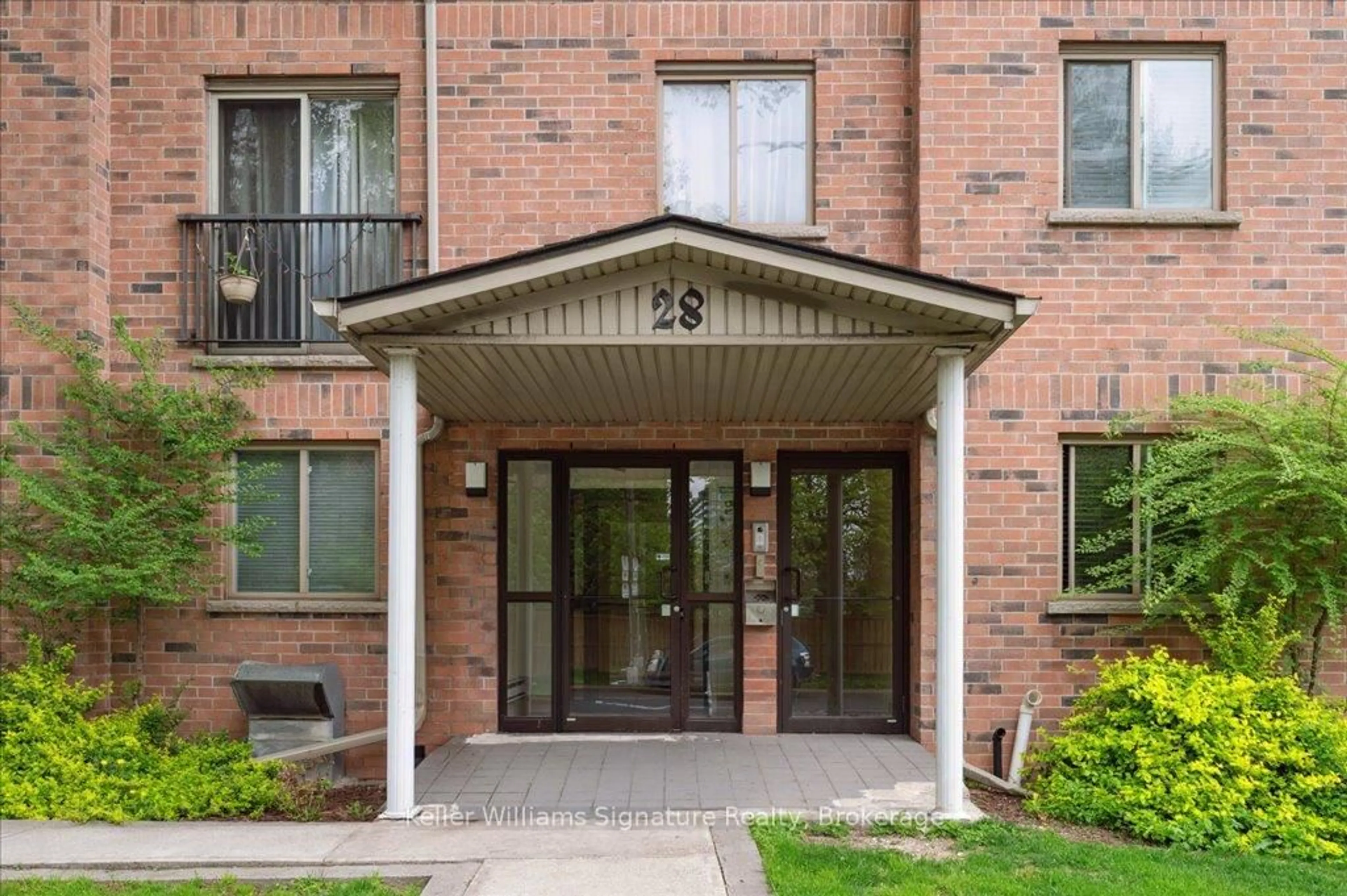 Indoor entryway for 28 Victoria Ave #104, Hamilton Ontario L8L 5E1