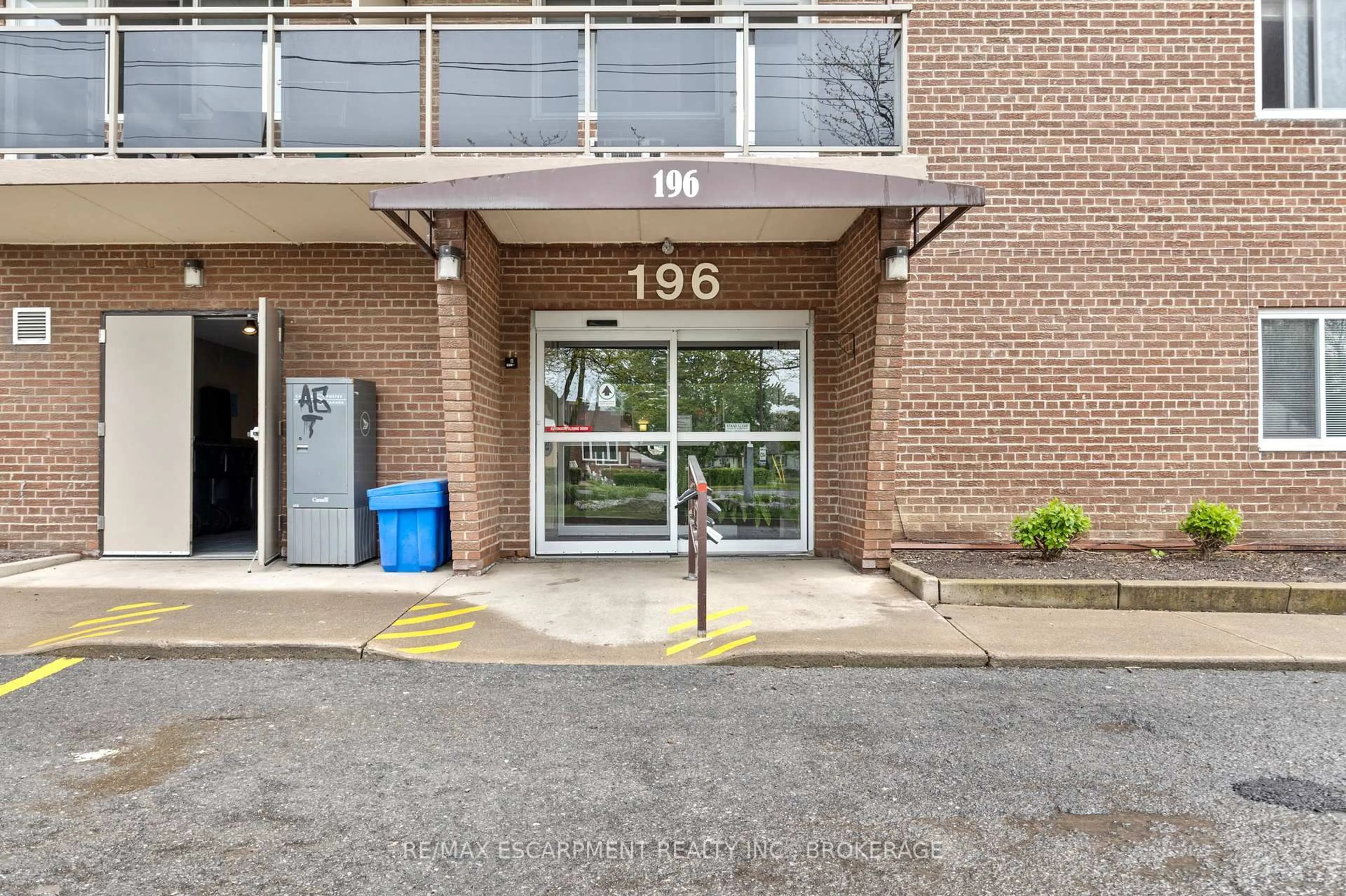 Indoor foyer for 196 SCOTT St #115, St. Catharines Ontario L2N 5T2