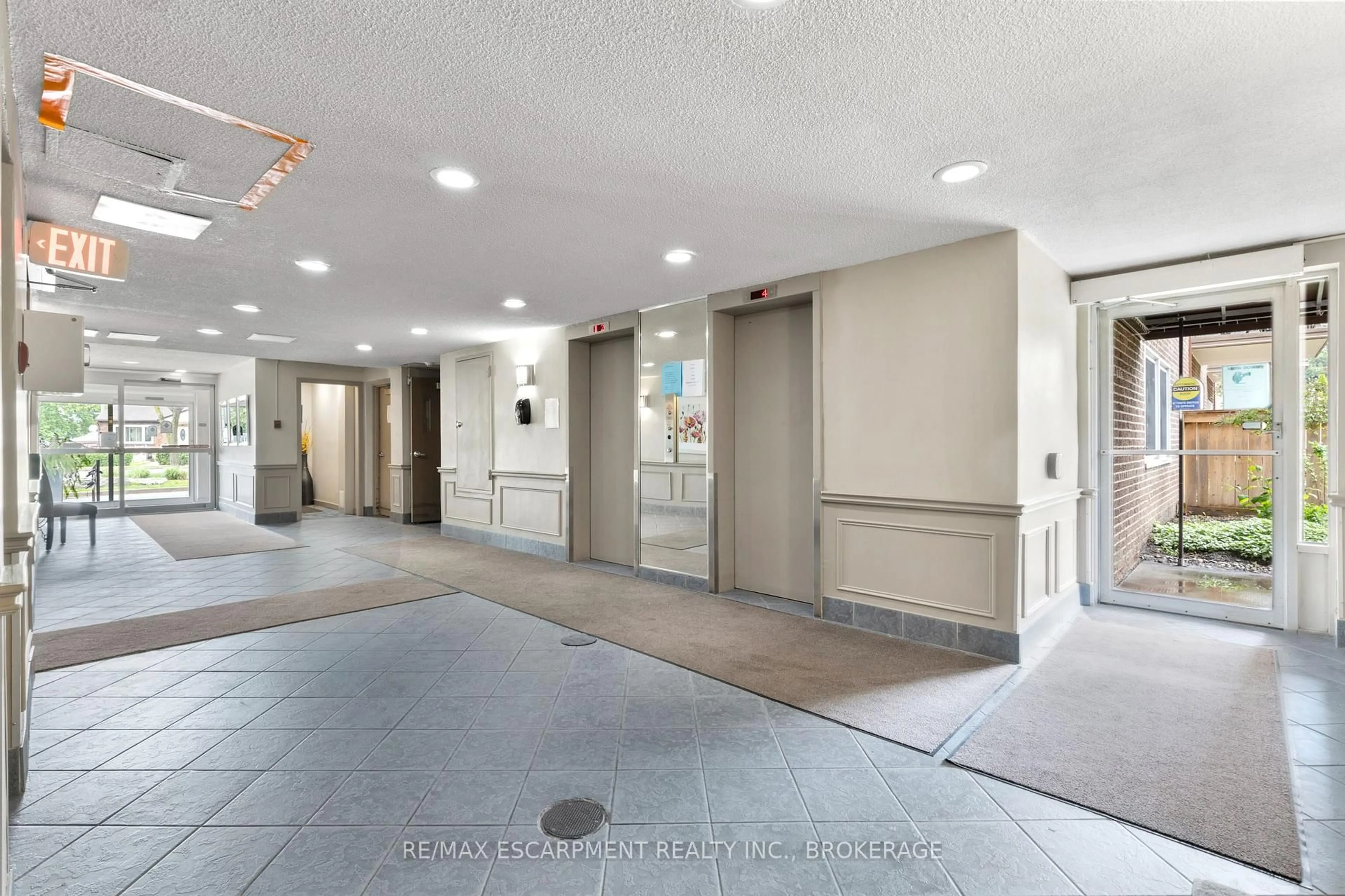 Indoor foyer for 196 SCOTT St #115, St. Catharines Ontario L2N 5T2