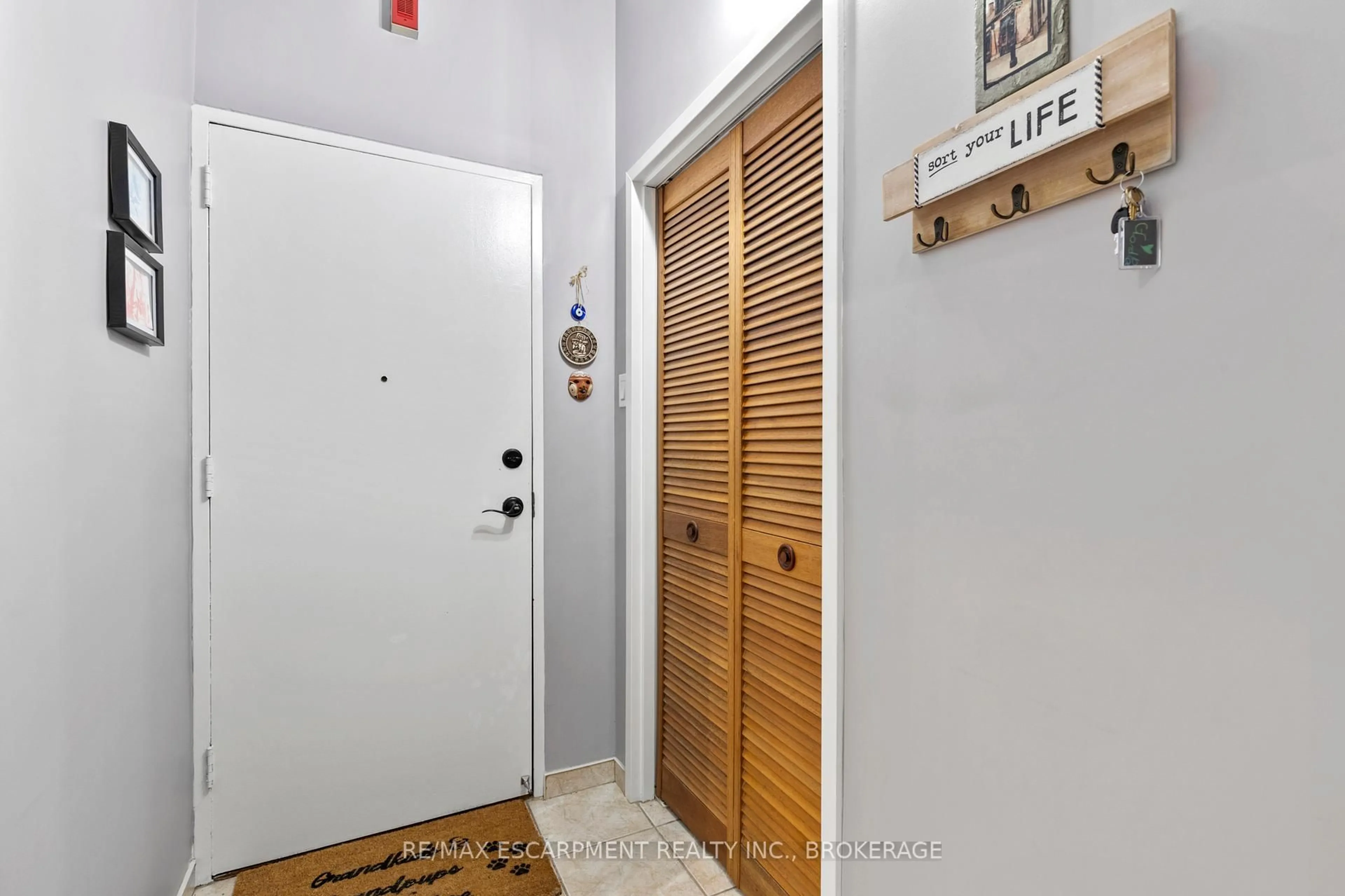 Indoor entryway for 196 SCOTT St #115, St. Catharines Ontario L2N 5T2