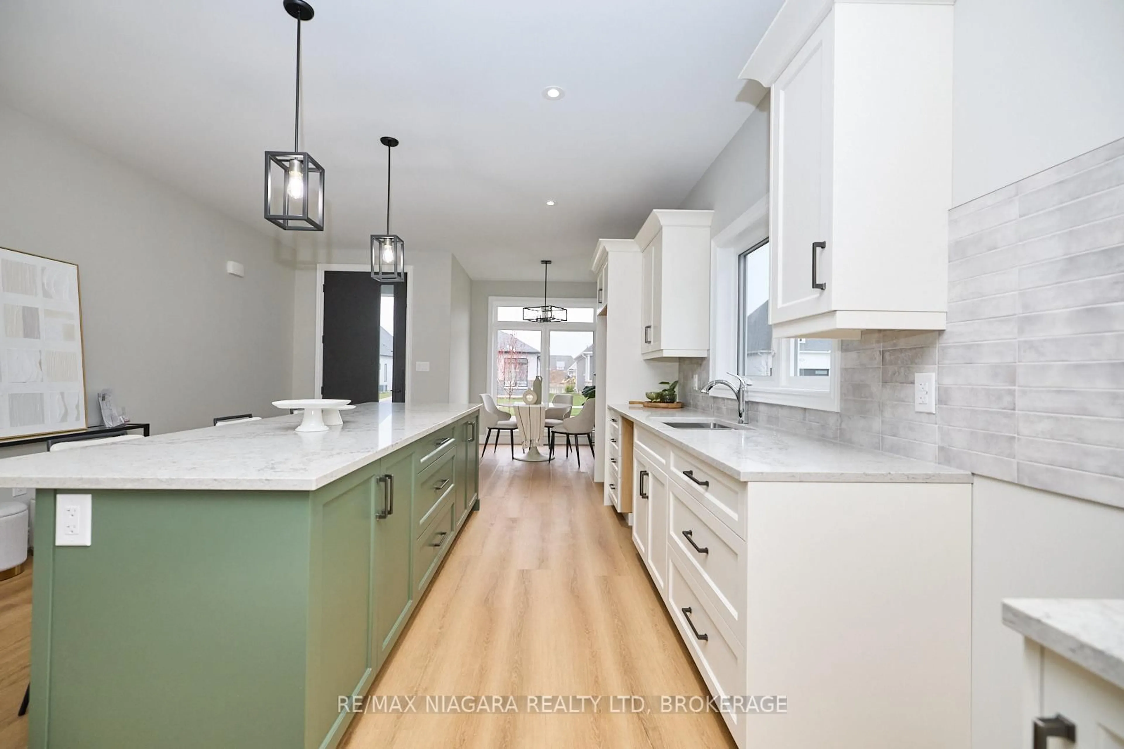 Contemporary kitchen, unknown for 21 Sunrise Crt, Fort Erie Ontario L0S 1N0