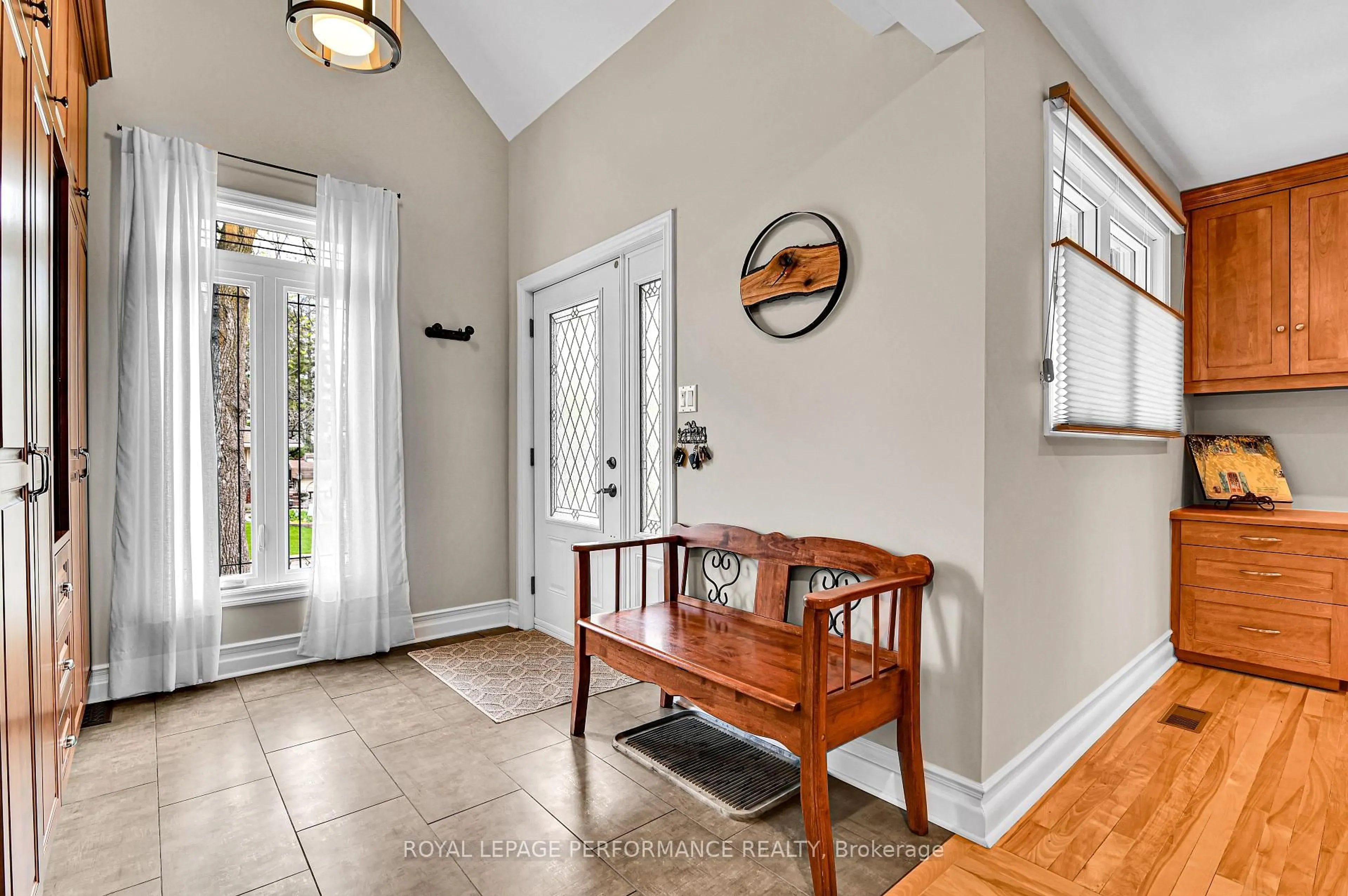 Indoor entryway for 2030 Vincent St, Ottawa Ontario K1G 2M9