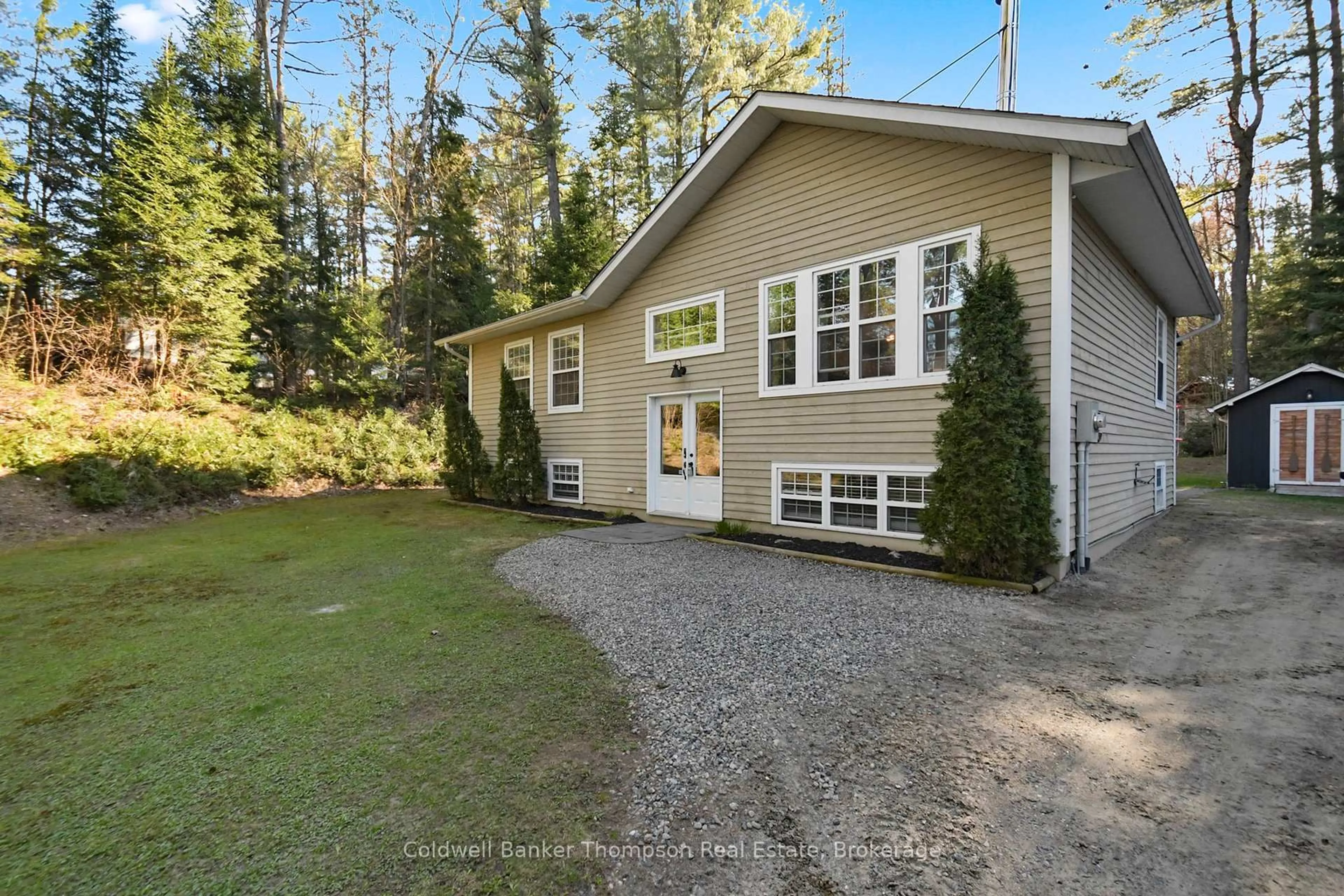 A pic from outside/outdoor area/front of a property/back of a property/a pic from drone, street for 1041 Springdale Park Rd, Bracebridge Ontario P1L 1W9