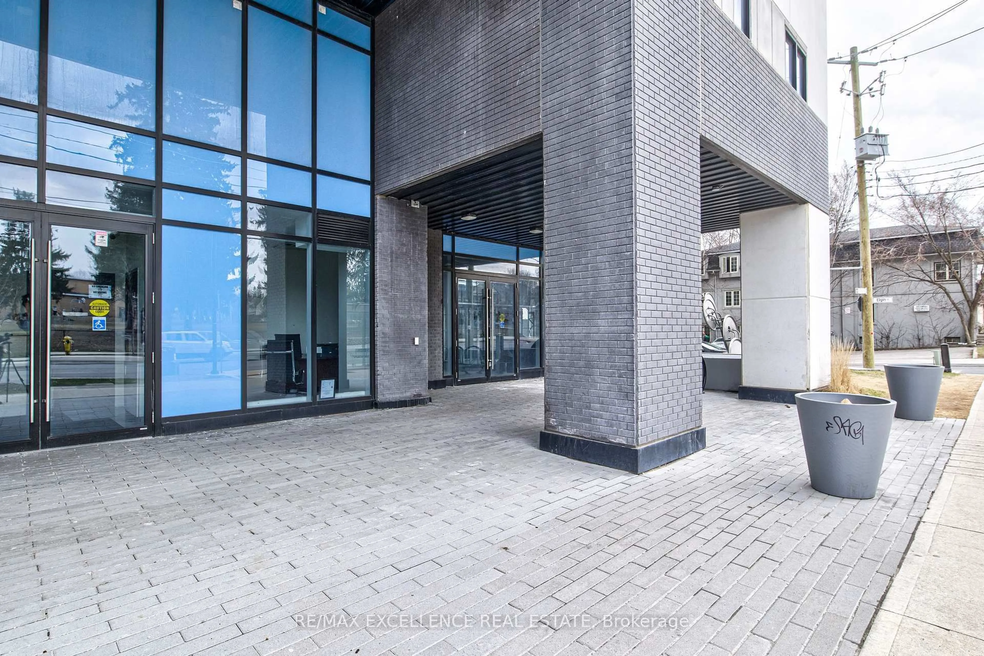 Indoor foyer for 128 King St #1402, Waterloo Ontario N2J 0E9
