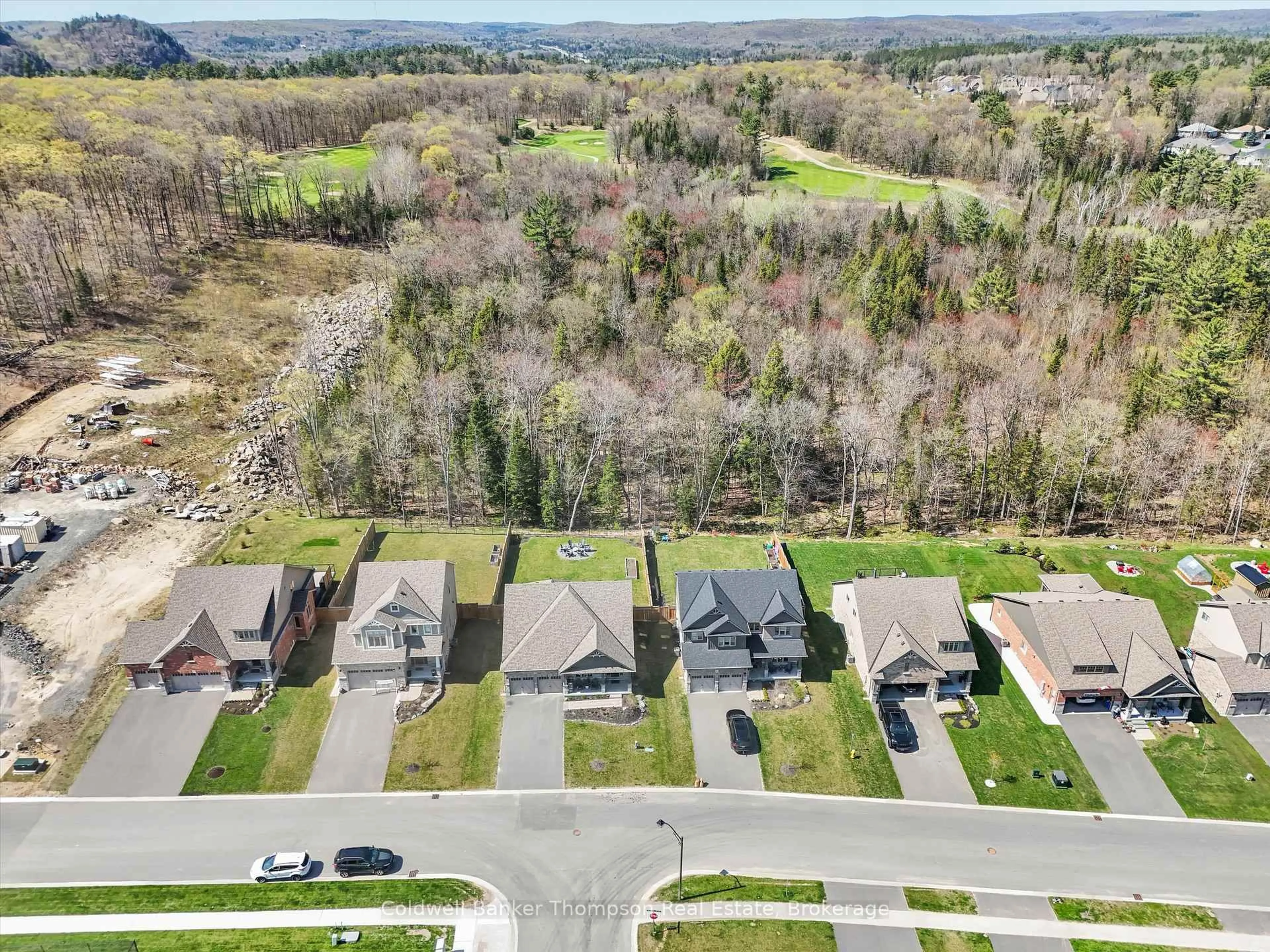 A pic from outside/outdoor area/front of a property/back of a property/a pic from drone, water/lake/river/ocean view for 42 Woodstream Dr, Huntsville Ontario P1H 0B7