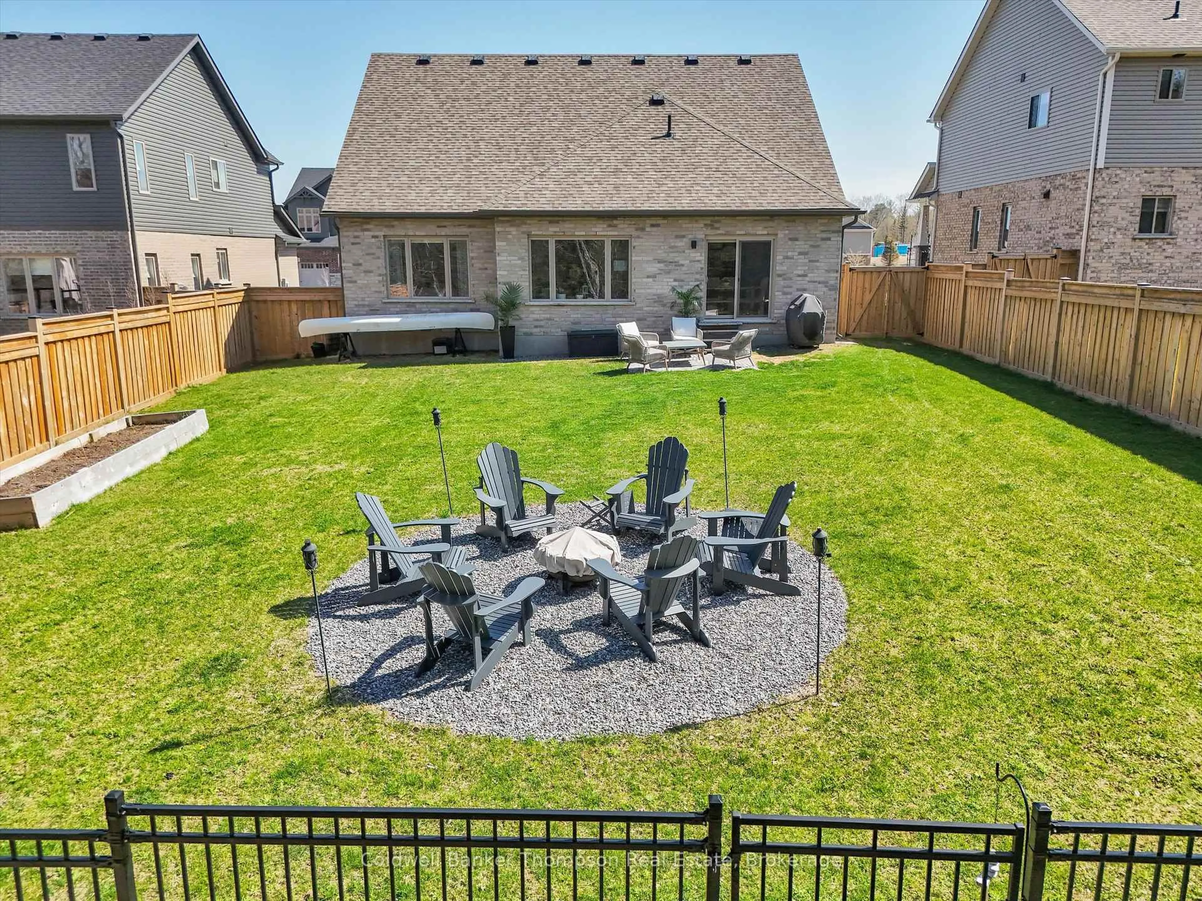 Patio, street for 42 Woodstream Dr, Huntsville Ontario P1H 0B7
