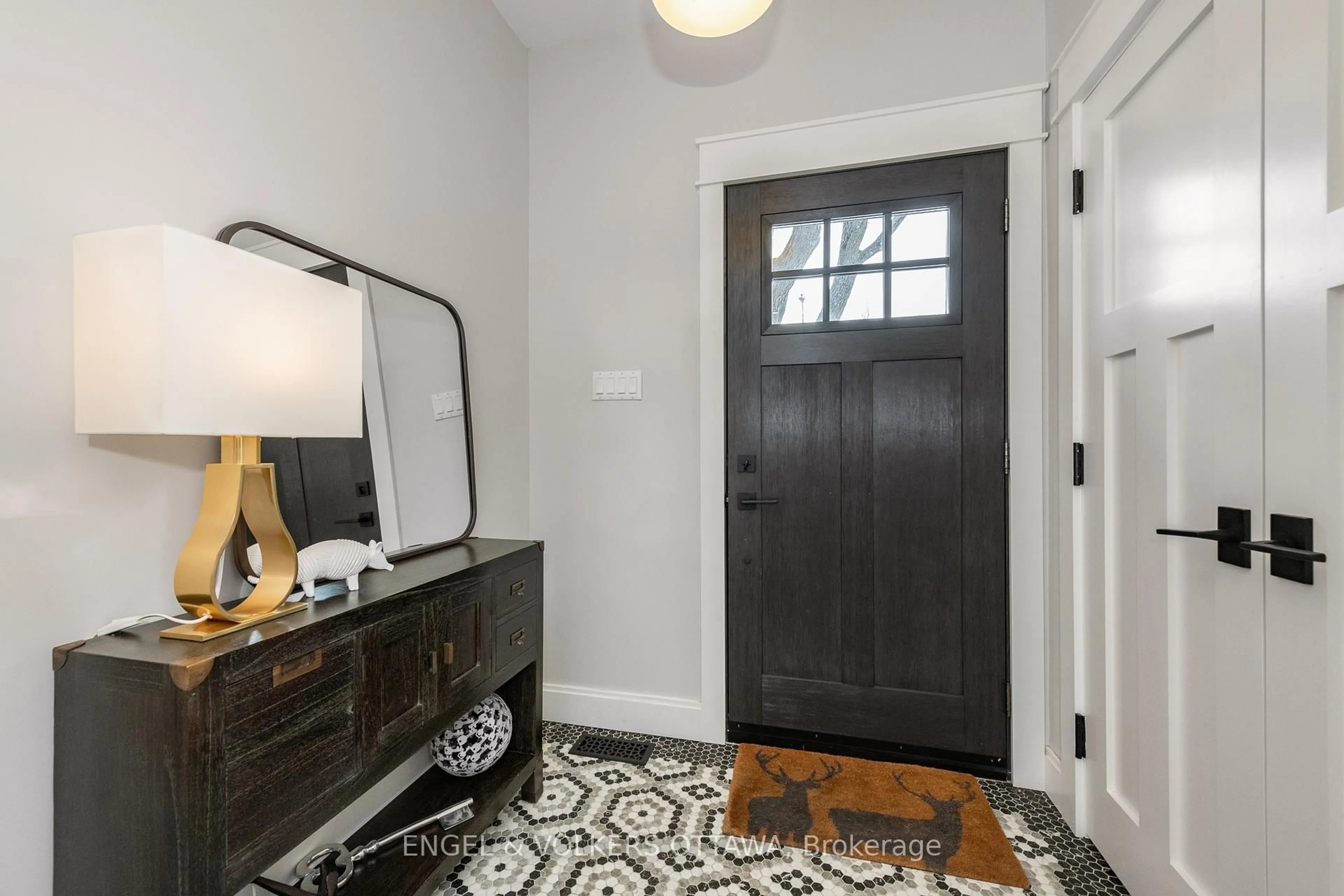 Indoor entryway for 25 Mason Terr, Ottawa Ontario K1S 0K8