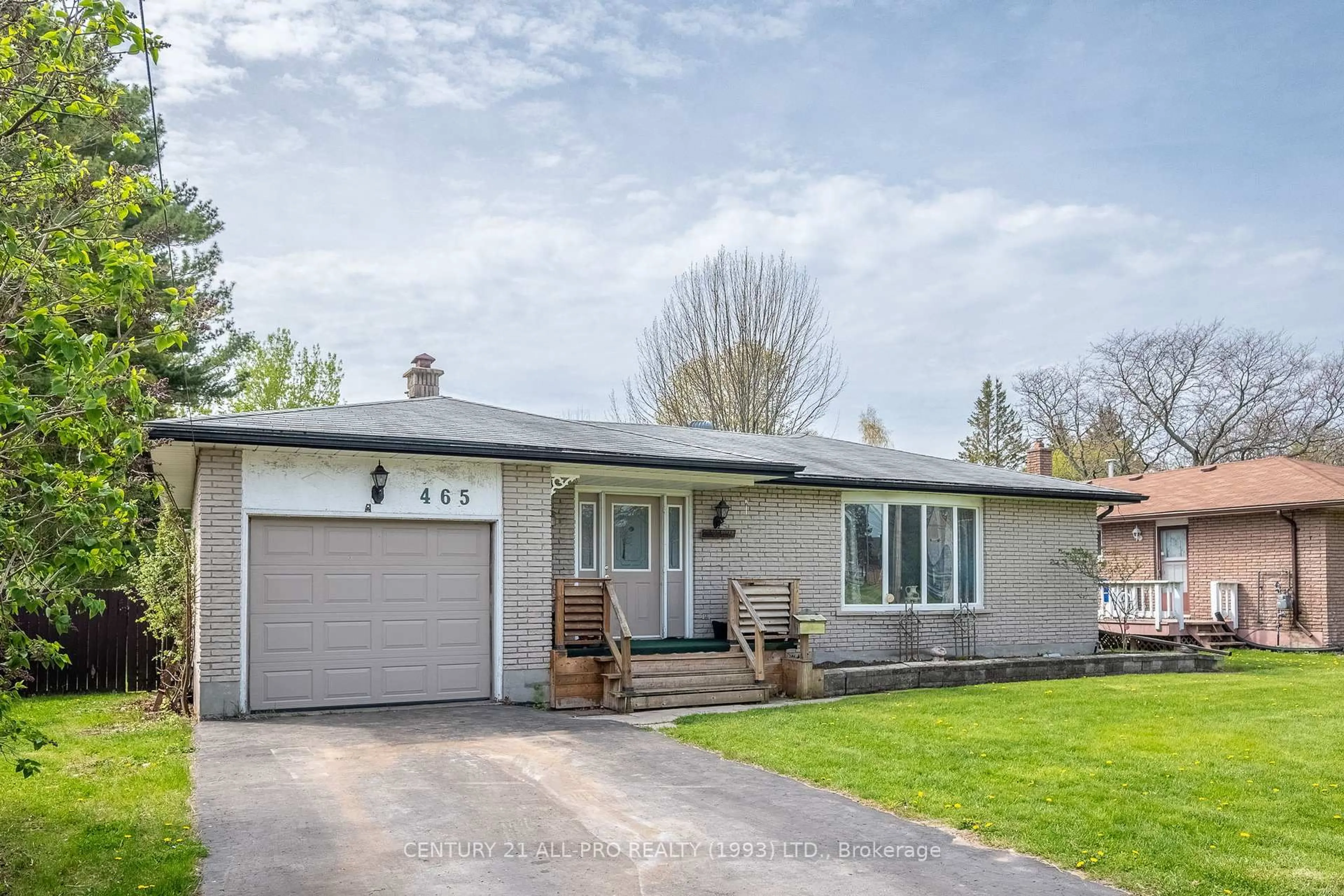Home with vinyl exterior material, street for 465 King St, Cobourg Ontario K9A 1M7