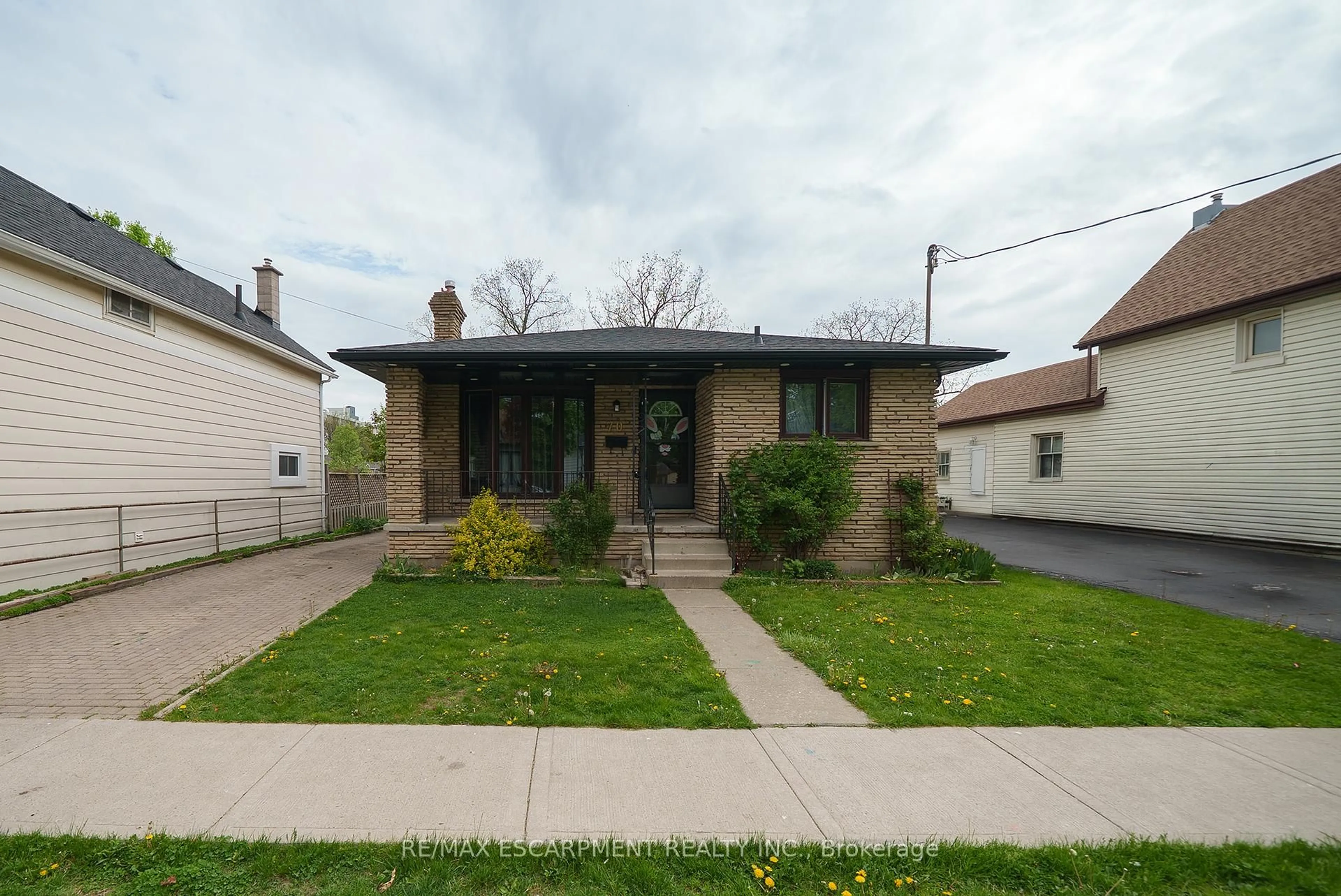 Home with brick exterior material, street for 70 Oak St, Brantford Ontario N3T 2B1