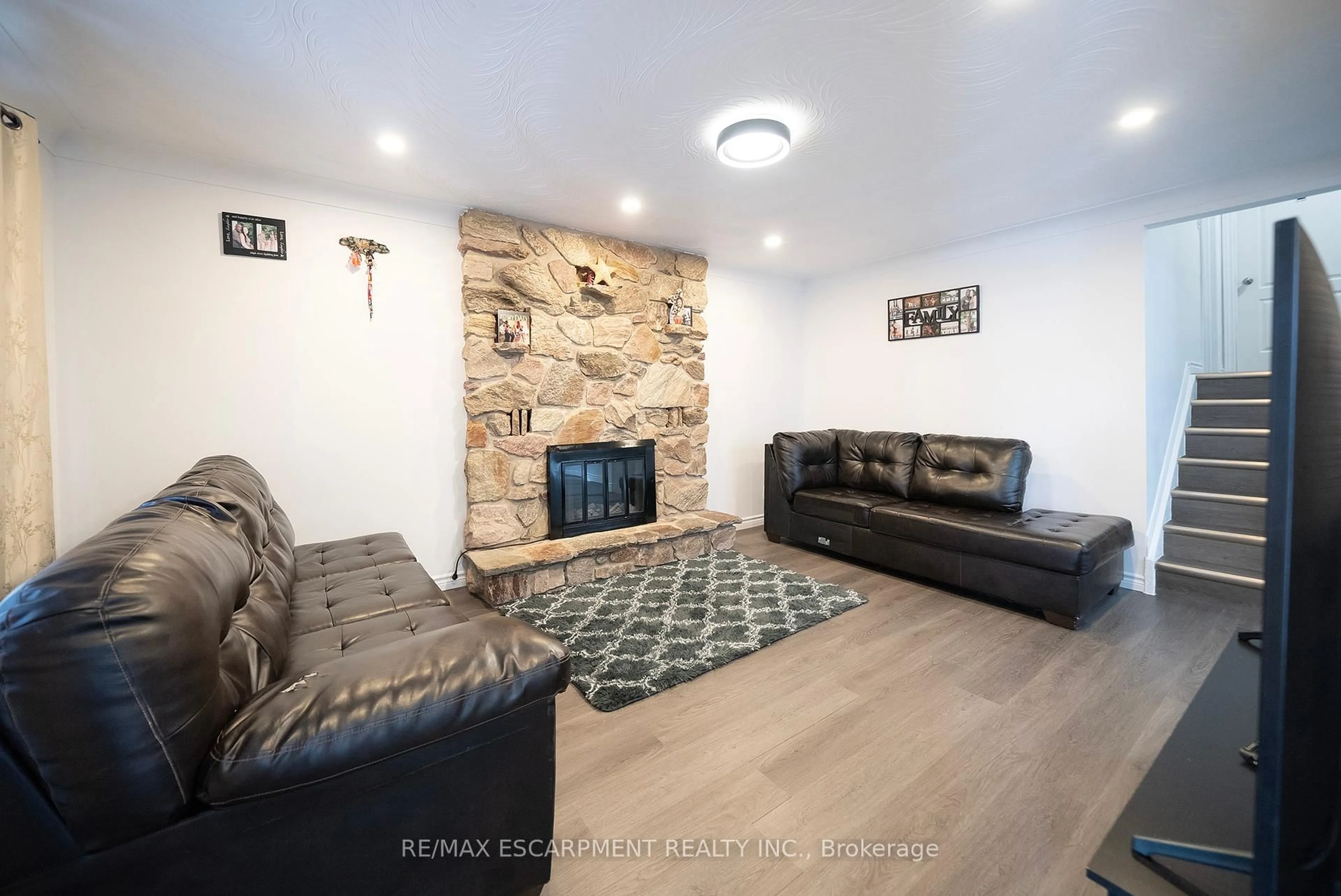 Living room with furniture, unknown for 70 Oak St, Brantford Ontario N3T 2B1