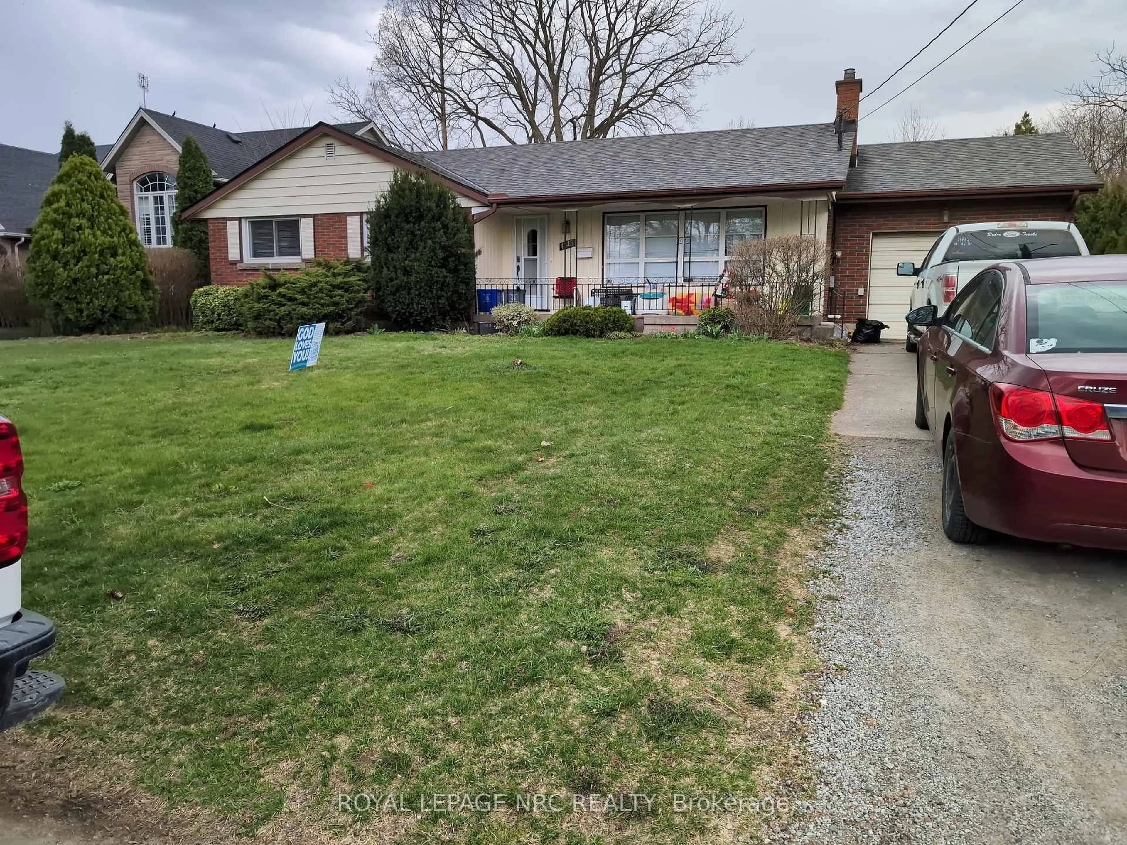 A pic from outside/outdoor area/front of a property/back of a property/a pic from drone, street for 4143 Longhurst Ave, Niagara Falls Ontario L2E 6G8