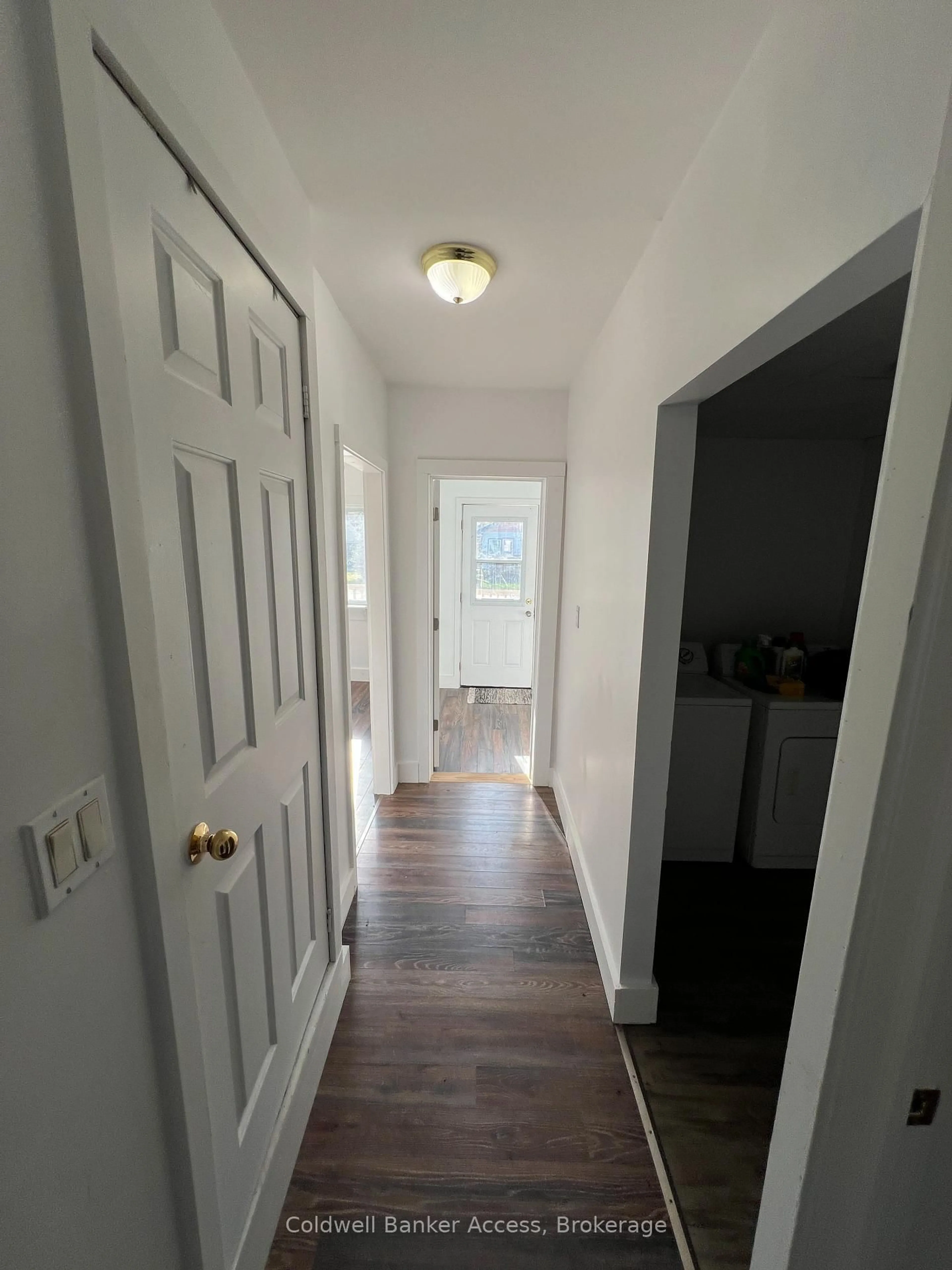 Indoor entryway for 14 Joseph St, Georgian Bay Ontario P0C 1H0
