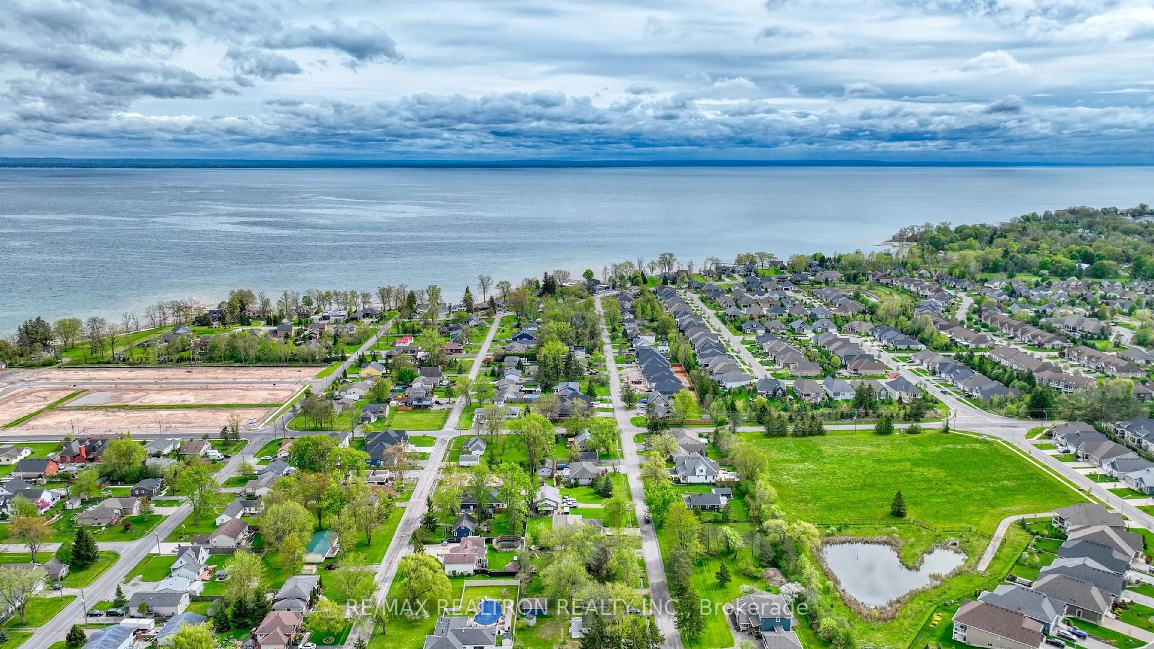 A pic from outside/outdoor area/front of a property/back of a property/a pic from drone, water/lake/river/ocean view for 162 Pleasant Ave, Fort Erie Ontario L0S 1N0