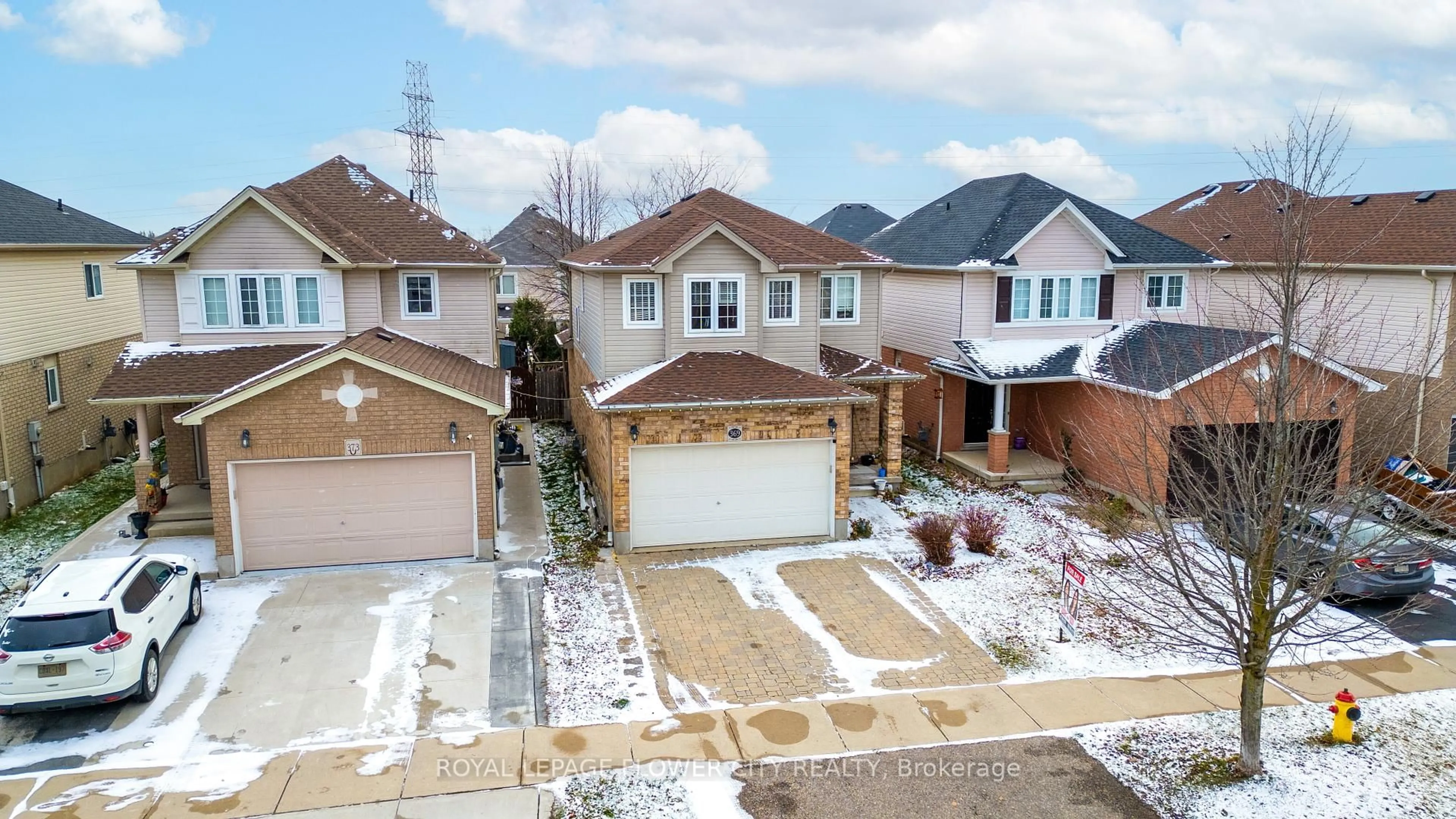 A pic from outside/outdoor area/front of a property/back of a property/a pic from drone, street for 369 Thomas Slee Dr, Kitchener Ontario N2P 2X5
