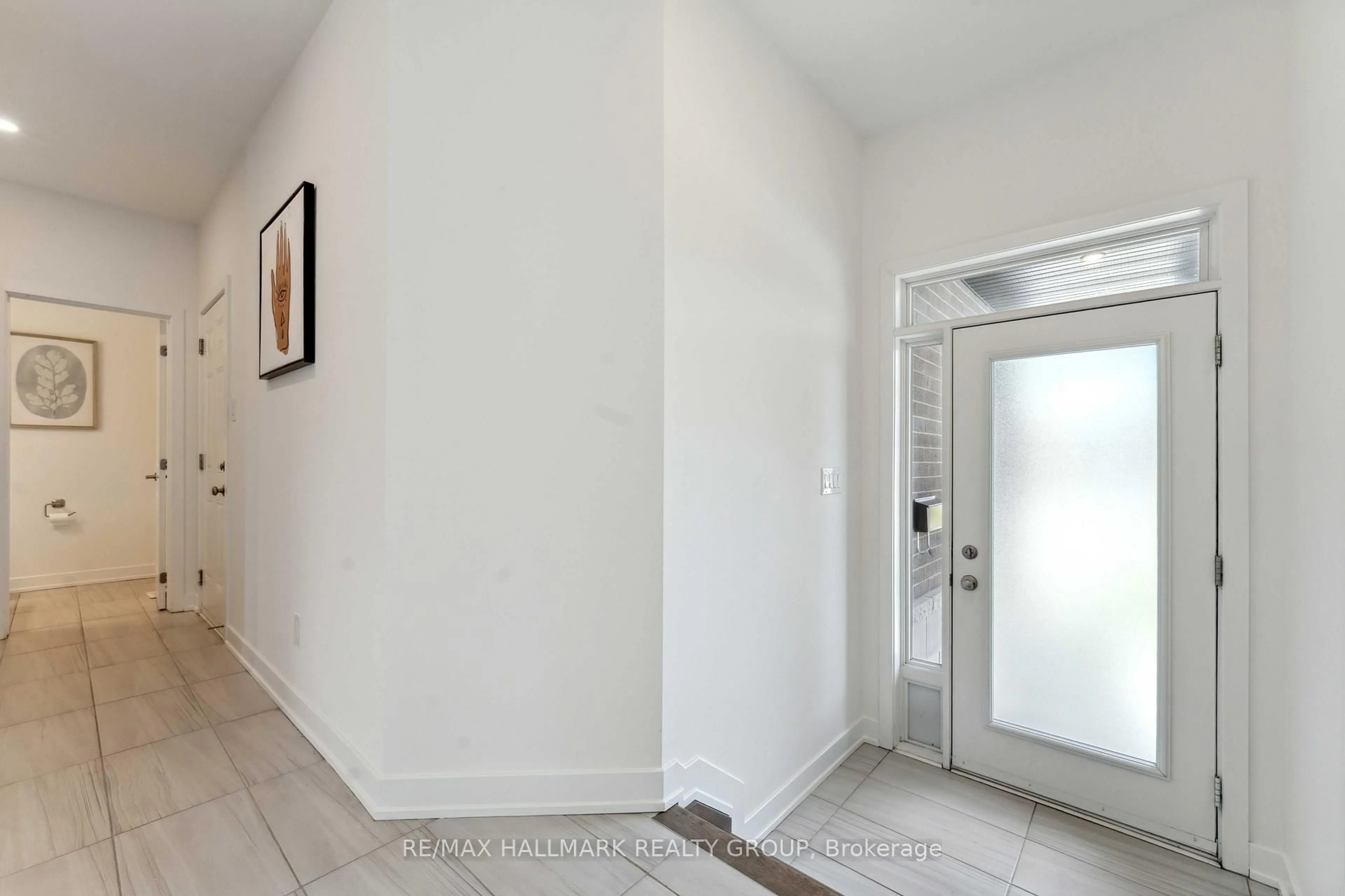 Indoor entryway for 20 Mendoza Way, Ottawa Ontario K2S 2S6