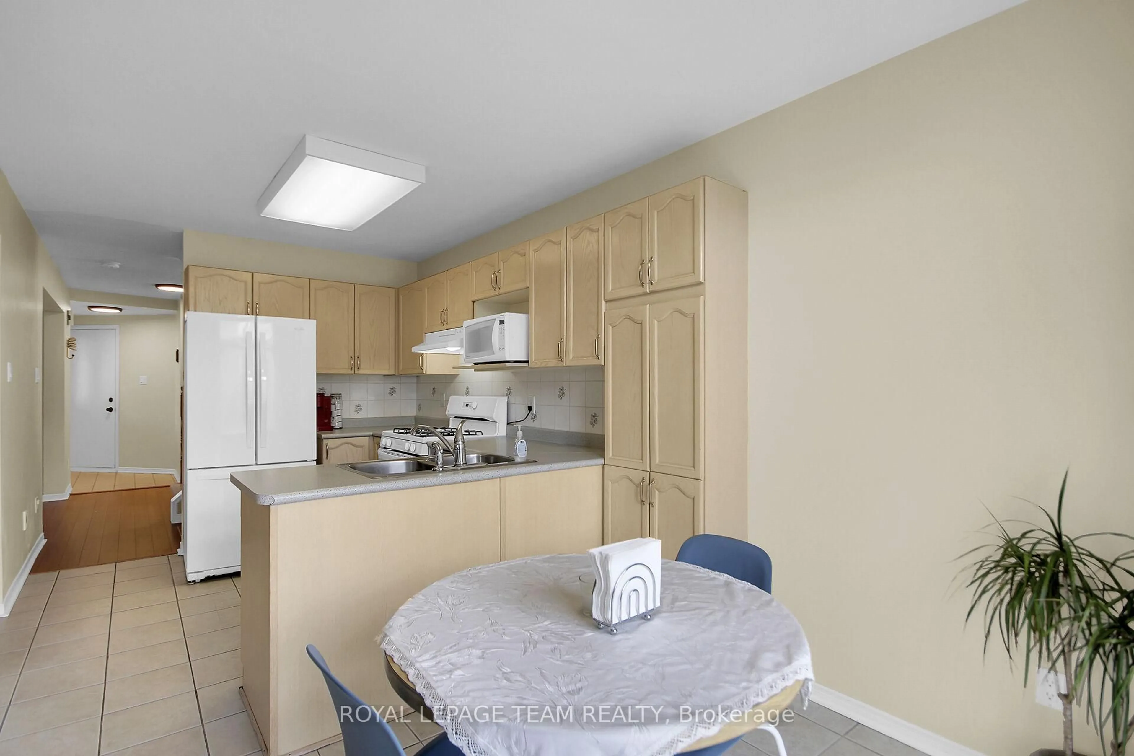 Standard kitchen, unknown for 102 Longshire Circ, Ottawa Ontario K2J 4K8