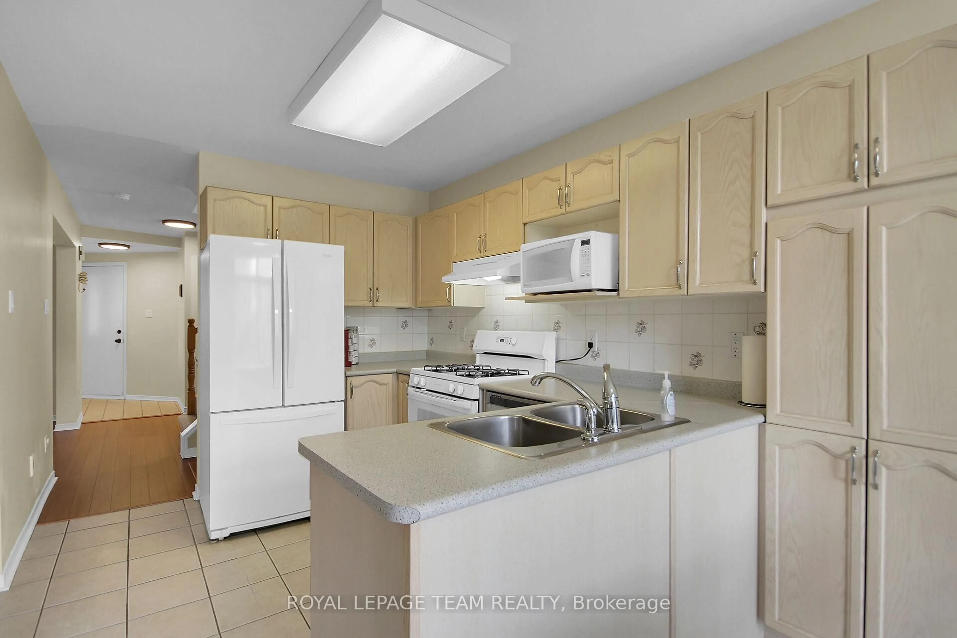 Standard kitchen, unknown for 102 Longshire Circ, Ottawa Ontario K2J 4K8